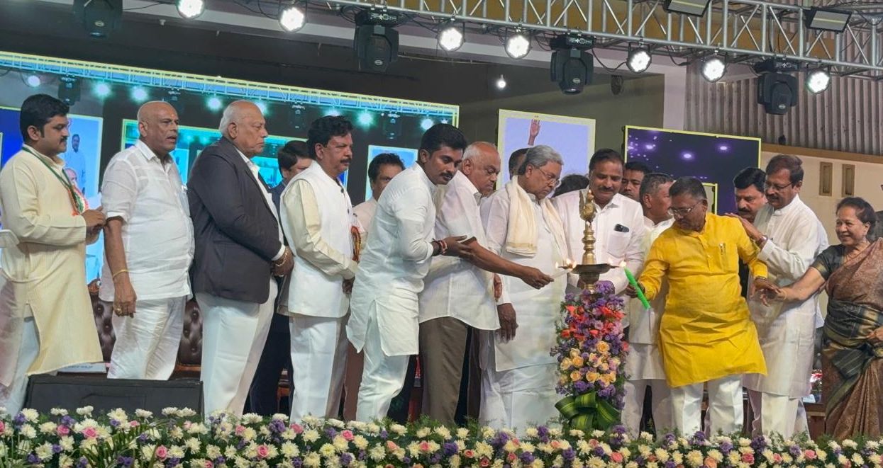 ದೊಡ್ಡಬಳ್ಳಾಪುರದಲ್ಲಿ ಭಾನುವಾರ ನಡೆದ ಆರ್‌.ಎಲ್‌.ಜಾಲಪ್ಪ ಅವರ ಜನ್ಮಶತಮಾನೋತ್ಸವ ಸಮಾರಂಭವನ್ನು ಮುಖ್ಯಮಂತ್ರಿ ಸಿದ್ದರಾಮಯ್ಯ ಅವರು ಜ್ಯೋತಿ ಬೆಳಗಿಸುವ ಮೂಲಕ ಉದ್ಘಾಟಿಸಿದರು