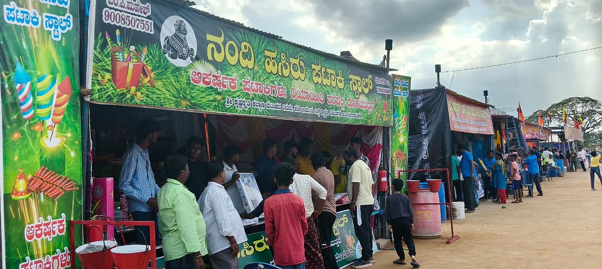 ರಾಮನಗರ | ದೀಪಾವಳಿ: ಪಟಾಕಿ ಖರೀದಿ ಜೋರು