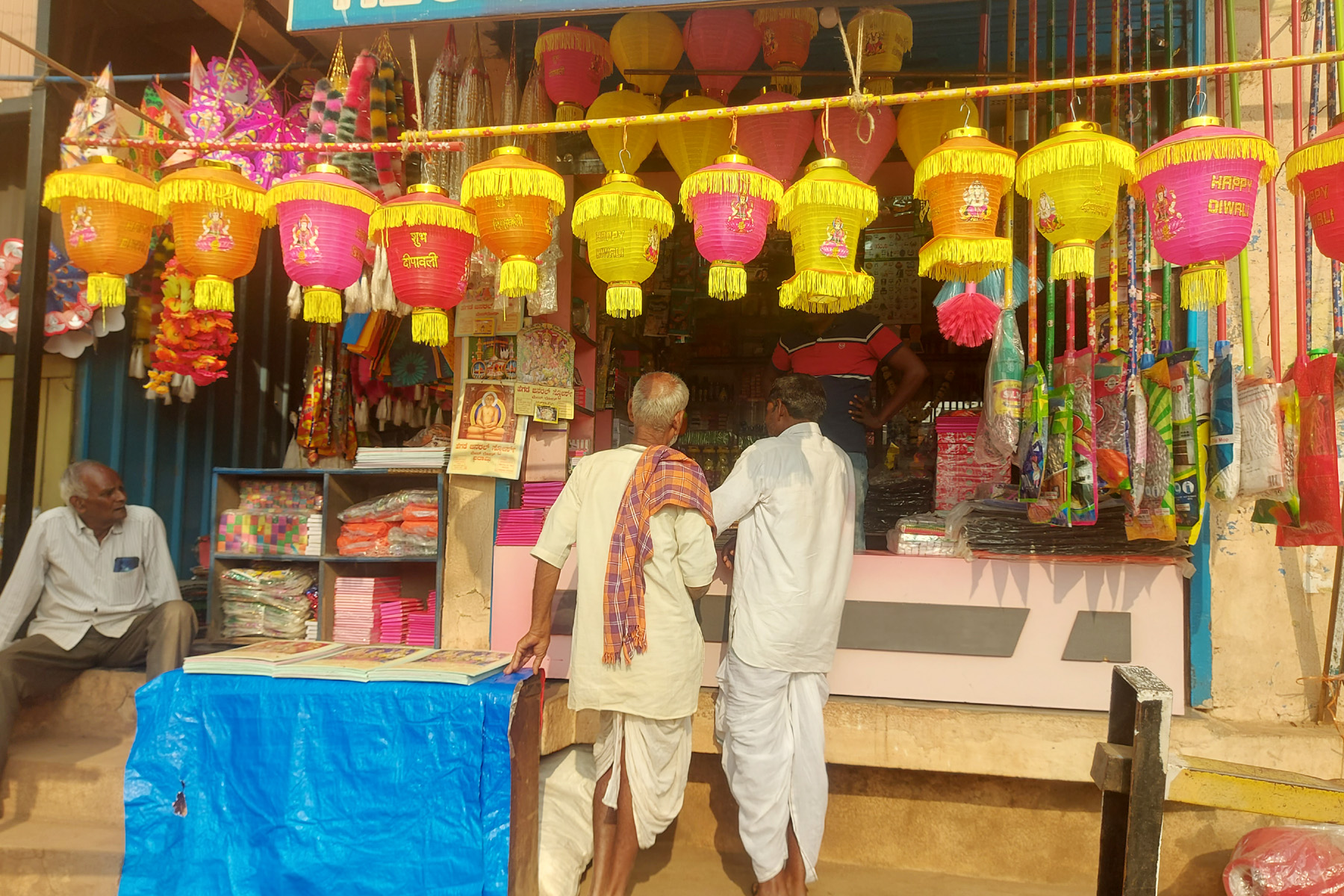 ಮಾರುಕಟ್ಟೆಯಲ್ಲಿ ವೈವಿಧ್ಯಮಯ ವರ್ಣದ ಆಕಾಶ ಬುಟ್ಟಿಗಳು ಮಾರಾಟಕ್ಕೆ ಇಟ್ಟಿರುವುದು