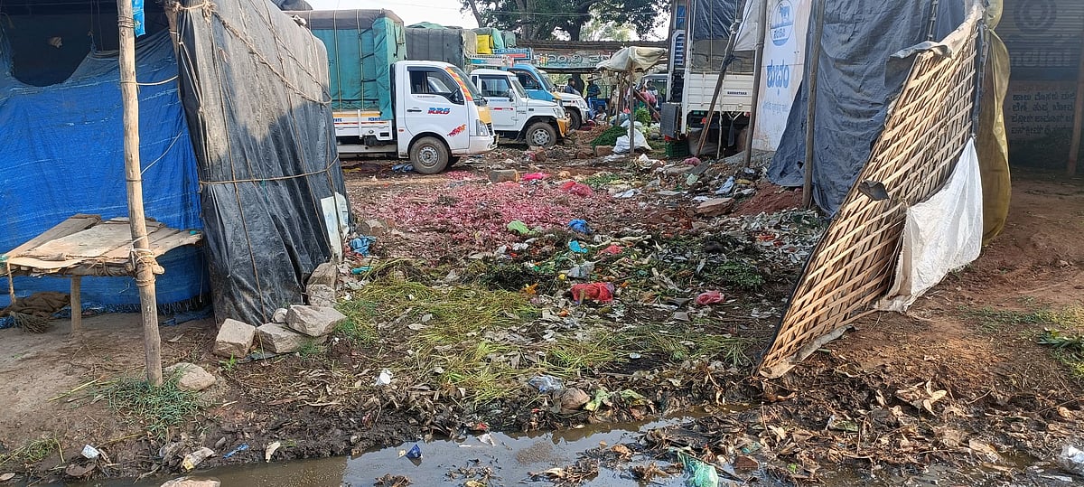 ಮಾಲೂರು | ಕೊಳಚೆ ನೀರಲ್ಲಿ ವ್ಯಾಪಾರ ವಹಿವಾಟು: ಸಂತೆ ಮೈದಾನದಲ್ಲಿ ಸೌಕರ್ಯ ಮರೀಚಿಕೆ