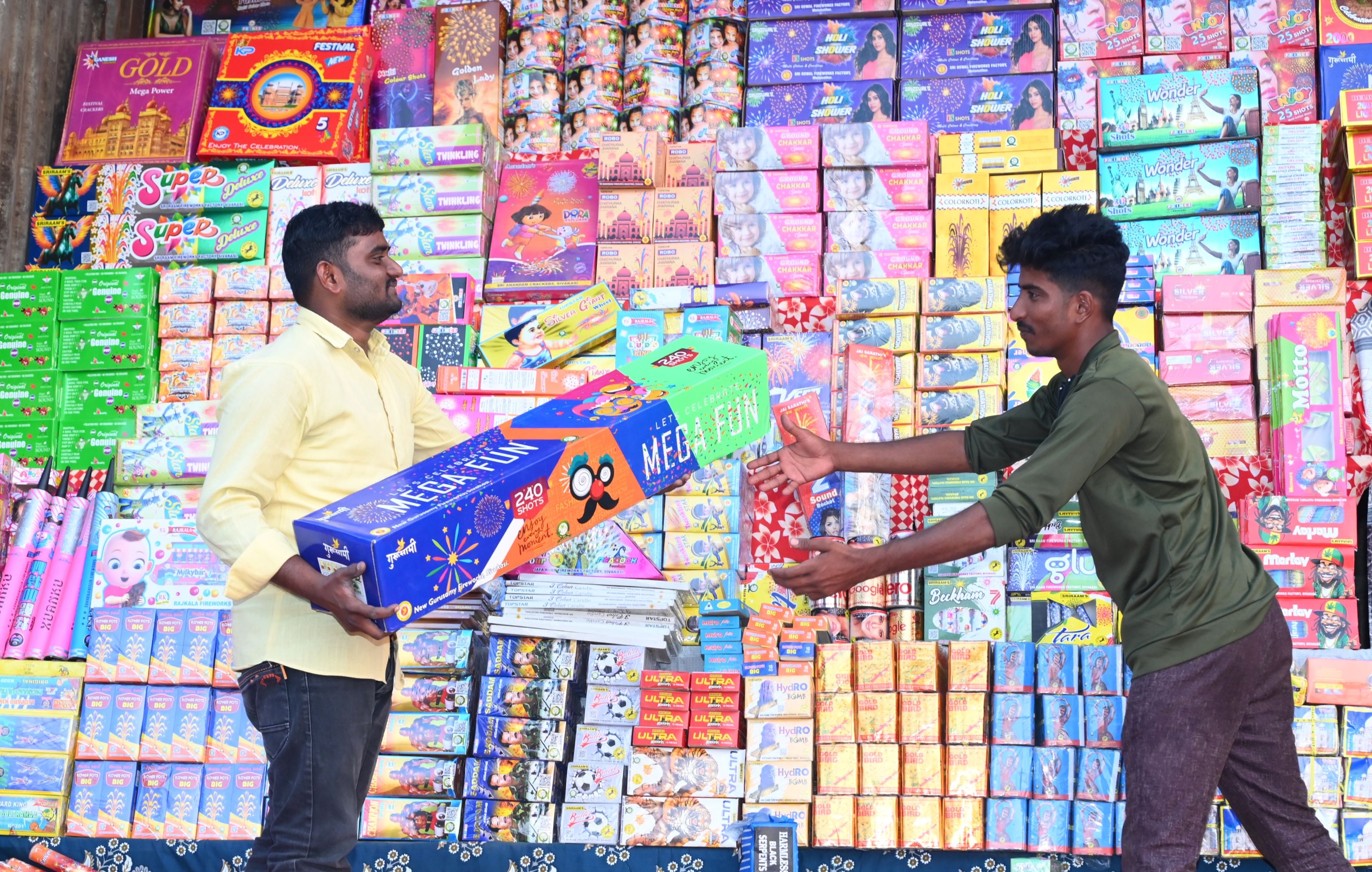 ಪಟಾಕಿ ಖರೀದಿಸಿ ಕೊಂಡೊಯ್ಯುತ್ತಿರುವುದು