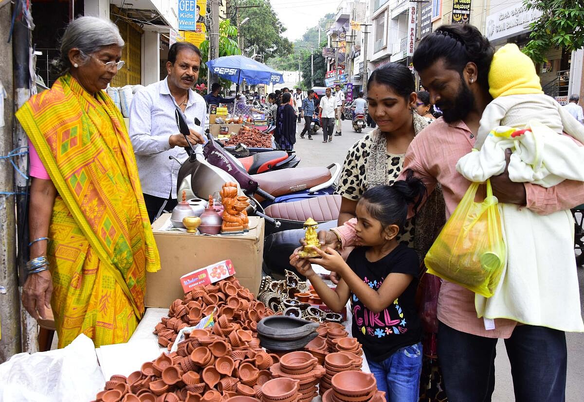 ಚಿತ್ರದುರ್ಗದಲ್ಲಿ ಆಂಧ್ರಪ್ರದೇಶ ದೀಪಗಳ ಆರ್ಭಟ