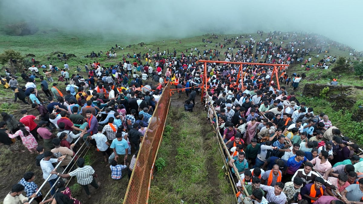ಚಿಕ್ಕಮಗಳೂರು | ದೇವೀ‌ರಮ್ಮ ದರ್ಶನ: ಬೆಟ್ಟ ಏರಿದ ಭಕ್ತರ ಪುಳಕ