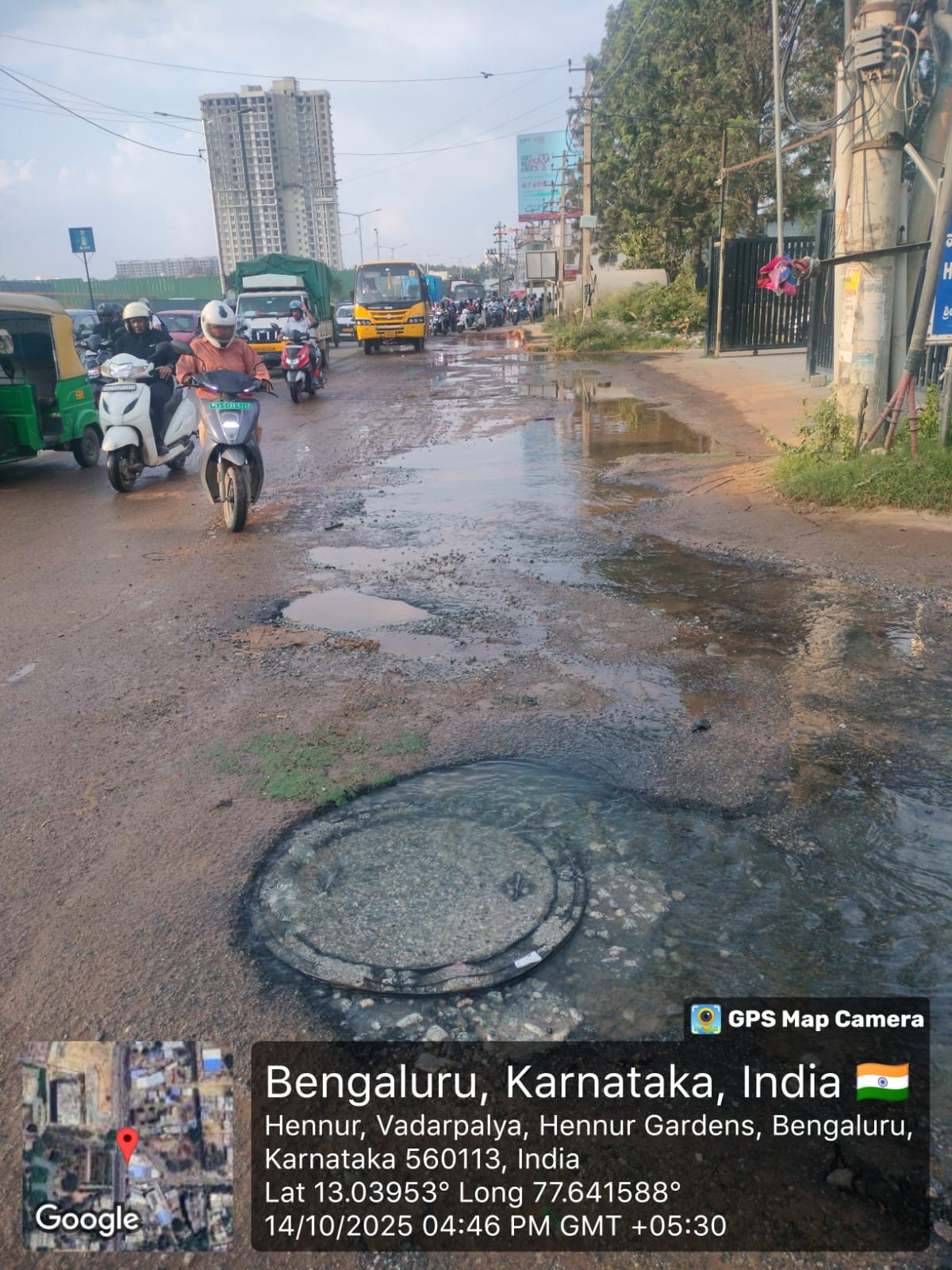 ರಸ್ತೆಯಲ್ಲಿಯೇ ಹರಿಯುತ್ತಿರುವ ತ್ಯಾಜ್ಯ ನೀರು 