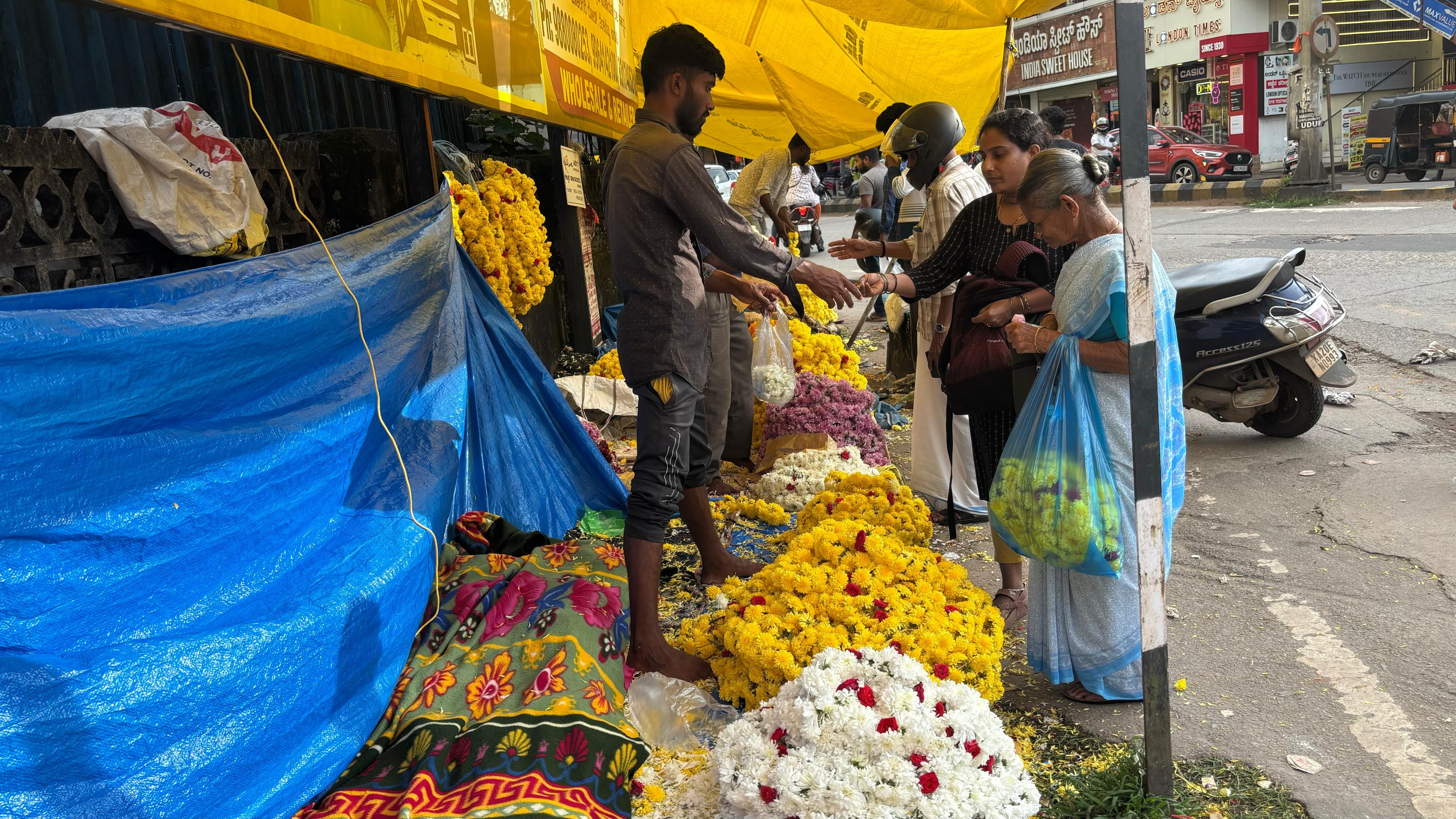 ಉಡುಪಿಯಲ್ಲಿ ಹೂವಿನ ಮಾರಾಟ ನಡೆಯಿತು