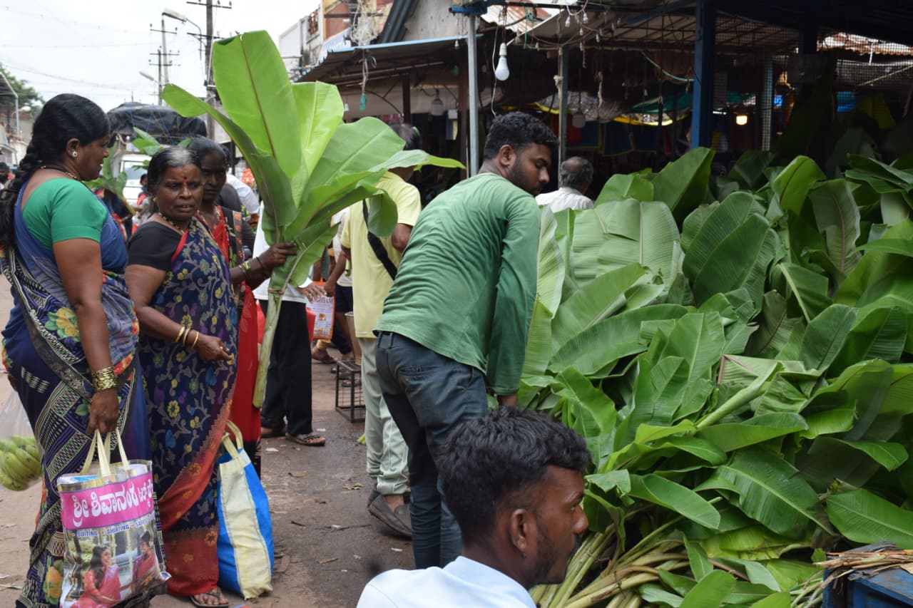 ದೀಪಾವಳಿ ಅಂಗವಾಗಿ ಮಹಿಳೆಯರು ಬಾಲೆ ಕಂದು ಖರೀದಿಸಿದರು