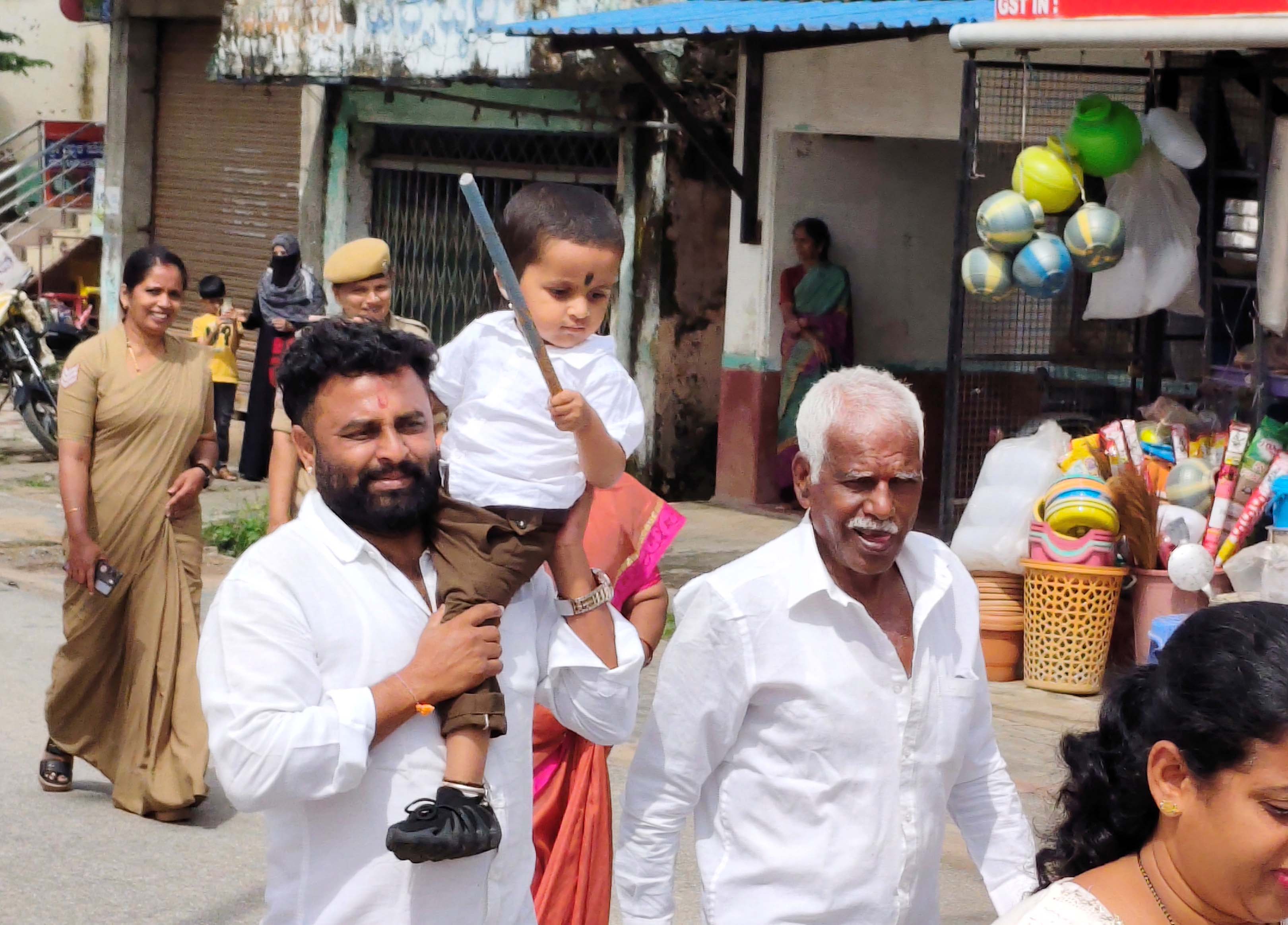 ಆರ್.ಎಸ್.ಎಸ್. ಪಥ ಸಂಚಲನದಲ್ಲಿ 2 ವರ್ಷದ ಪುಟ್ಟ ಬಾಲಕ ಸೇವನ್ ಸಮವಸ್ತ್ರ ಧರಿಸಿ ಚಿಕ್ಕಪ್ಪನ ಹೆಗಲ ಮೇಲೆ ಗಣ ಹಿಡಿದು ಸಾಗಿದ್ದು ವಿಶೇಷವಾಗಿತ್ತು.