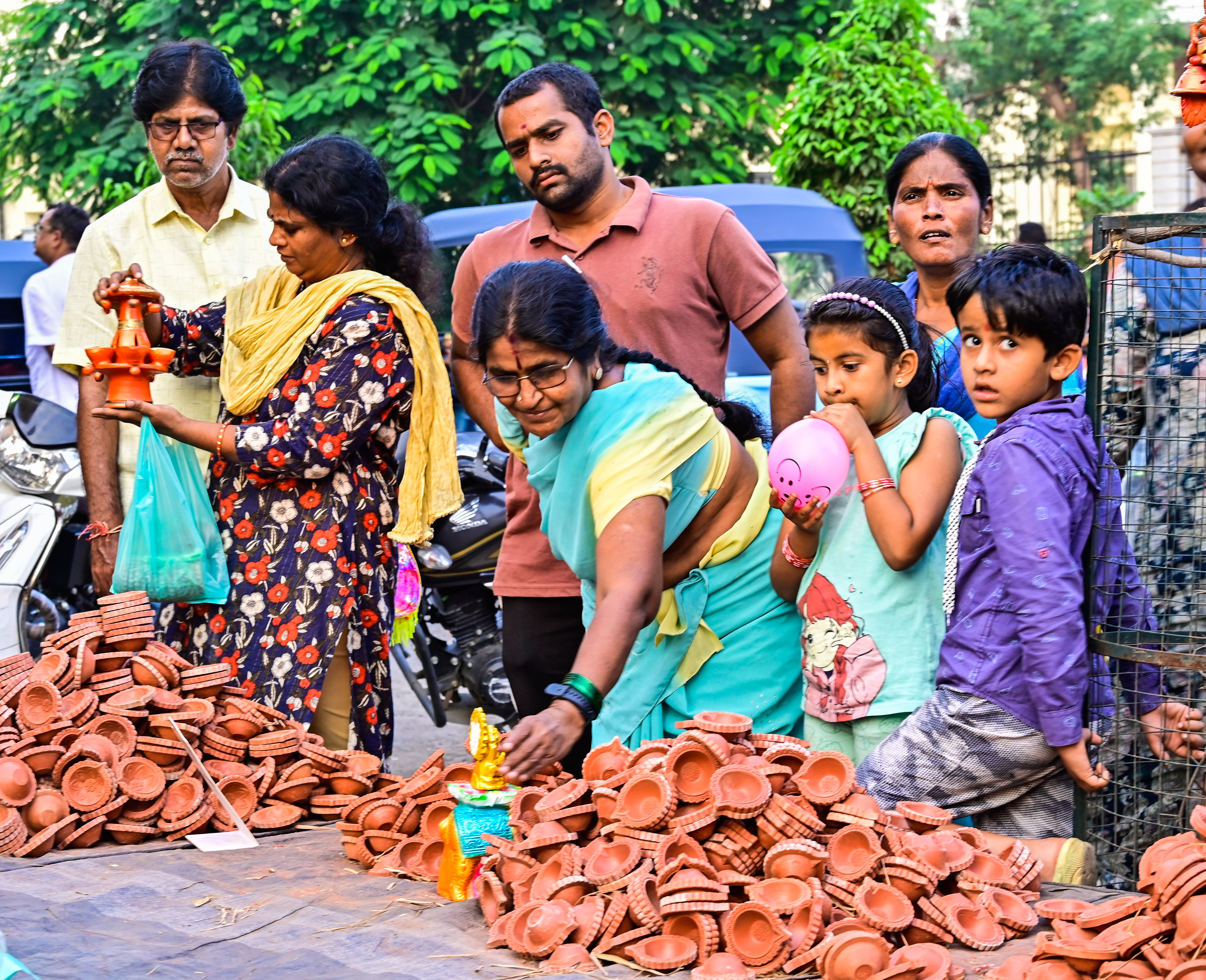 ದೀಪಾವಳಿ ಹಬ್ಬದ ಅಂಗವಾಗಿ ಕಲಬುರಗಿಯಲ್ಲಿ ದೀಪಗಳನ್ನು ಖರೀದಿಯಲ್ಲಿ ತೊಡಗಿದ್ದ ಜನ 