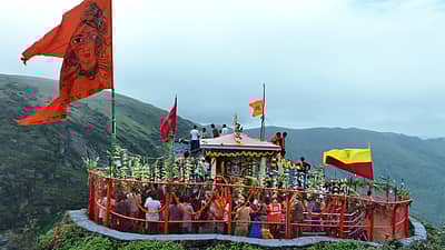 ವರ್ಷಕ್ಕೊಮ್ಮೆ ಮಾತ್ರ ಬೆಟ್ಟದ ತುದಿಯಲ್ಲಿ ದರ್ಶನ ನೀಡುವ ದೇವಿರಮ್ಮ ದೇವಿ