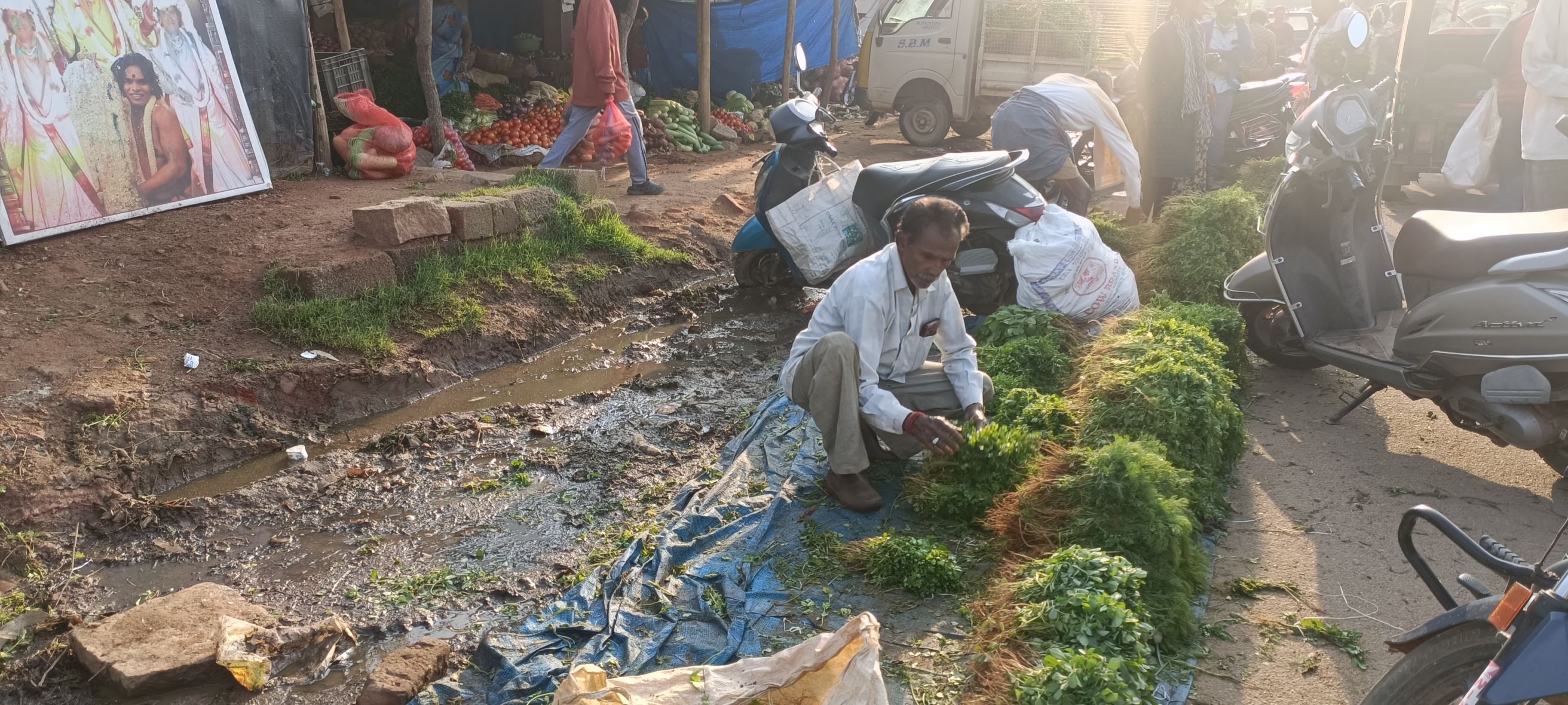 ಕೆಸರಲ್ಲೇ ವ್ಯಾಪಾರ ನಡೆಸುತ್ತಿರುವ ವರ್ತಕರು