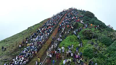 ದೇವಿರಮ್ಮ ಬೆಟ್ಟ ಏರಿ ಪುಳಕಿತರಾದ ಭಕ್ತರು