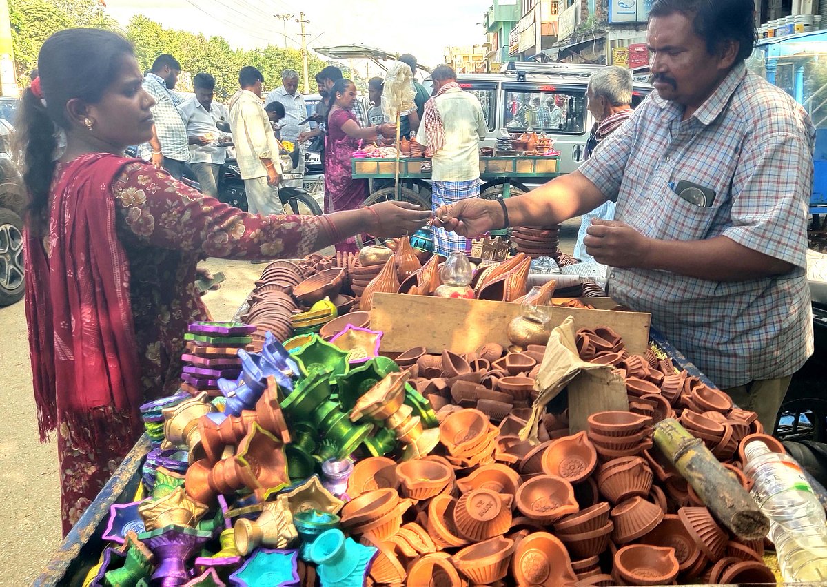 ಬಾಗೇಪಲ್ಲಿ | ಬೆಳಕಿನ ಹಬ್ಬ: ವ್ಯಾಪಾರ ಜೋರು