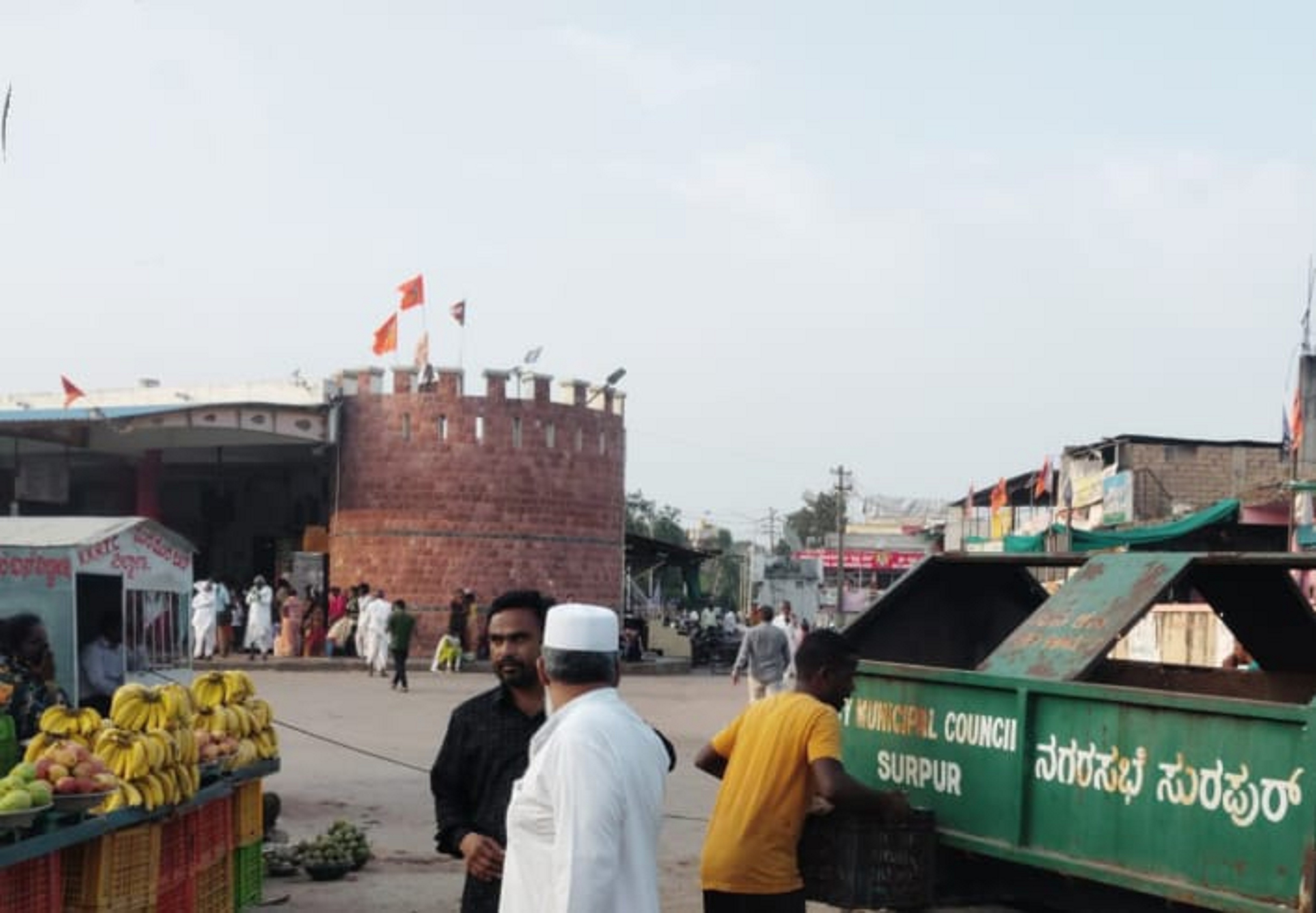 ಸುರಪುರದ ಬಸ್ ನಿಲ್ದಾಣ ಹತ್ತಿರ ವಾಹನಕ್ಕೆ ತ್ಯಾಜ್ಯ ತುಂಬುತ್ತಿರುವುದು