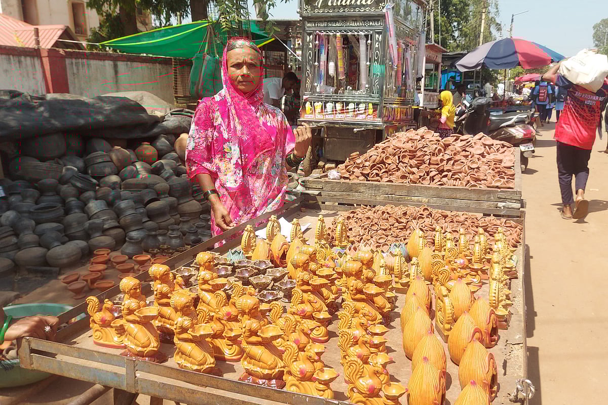 ಬಾದಾಮಿ|ದೀಪಾವಳಿ ಹಬ್ಬಕ್ಕೆ ಖರೀದಿ ಜೋರು:ಮಣ್ಣಿನ ಹಣತೆ, ಆಲಂಕಾರಿಕ ವಸ್ತುಗಳ ಖರೀದಿ