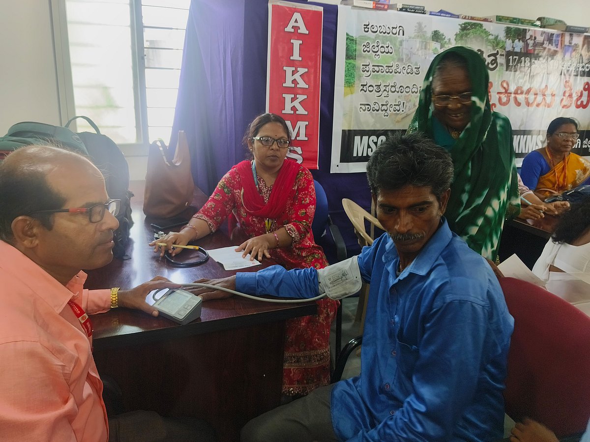 ವಾಡಿ: ಪ್ರವಾಹ ಪೀಡಿತ ಗ್ರಾಮಗಳಲ್ಲಿ ಉಚಿತ ಆರೋಗ್ಯ ತಪಾಸಣೆ ಶಿಬಿರ