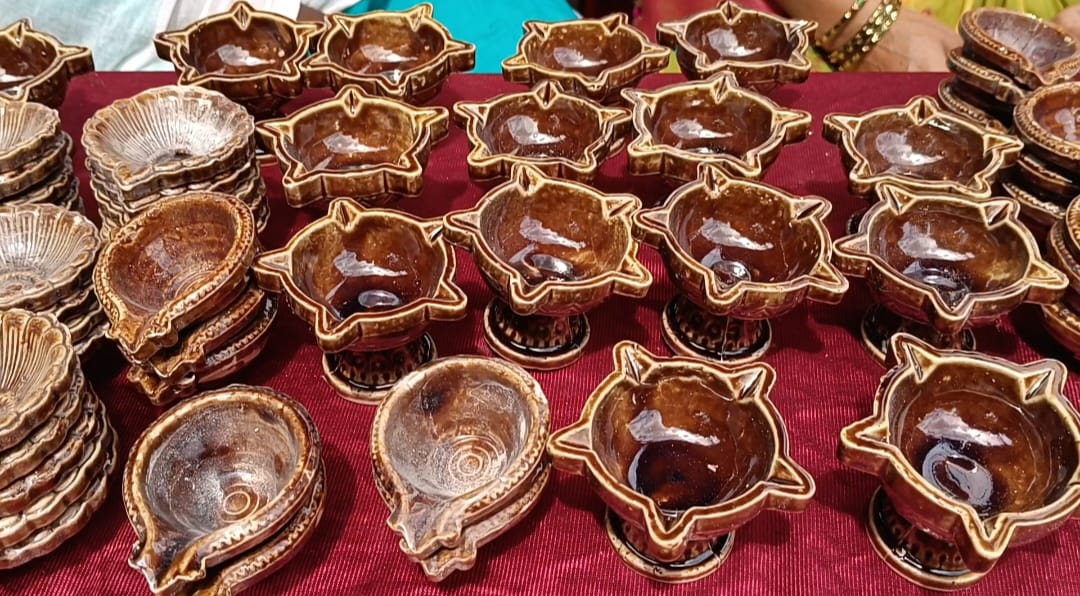 ಮಾರಾಟಕ್ಕೆ ಇಟ್ಟಿರುವ ಪಿಂಗಾಣಿ ದೀಪಗಳು 