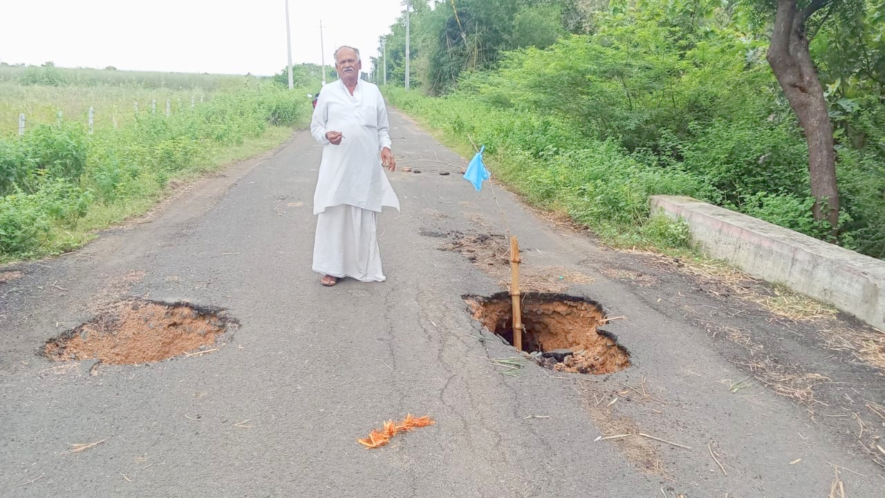 ಶಹಾಪುರ ತಾಲ್ಲೂಕಿನ ಇಟಗಾ-ಮುಡಬೂಳ ರಸ್ತೆ ಮೇಲೆ ಗುಂಡಿ ಬಿದ್ದಿವೆ