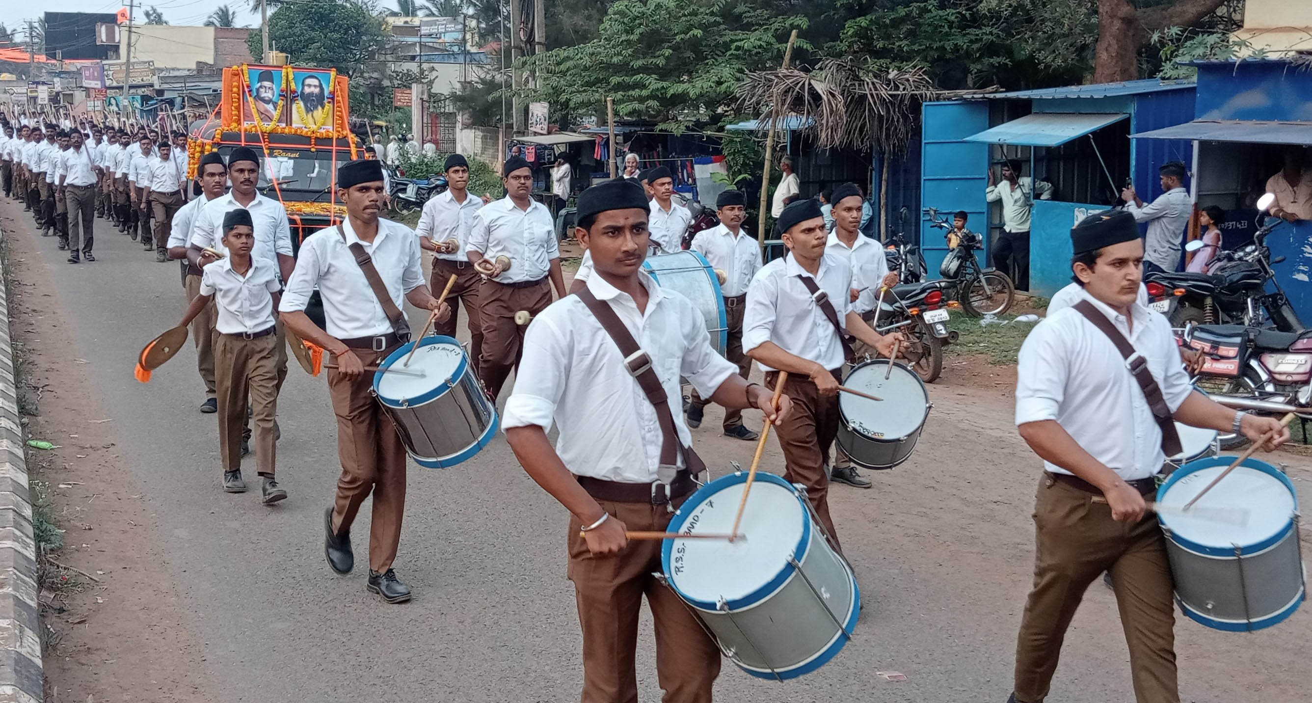 ಧಾರವಾಡ ತಾಲ್ಲೂಕಿನ ಗರಗ ಗ್ರಾಮದಲ್ಲಿ ಆರ್.ಎಸ್.ಎಸ್. ವತಿಯಿಂದ ಭಾನುವಾರ ಹಮ್ಮಿಕೊಂಡಿದ್ದ ಪಥಸಂಚಲನದಲ್ಲಿ ಪಾಲ್ಗೊಂಡಿದ್ದ ಗಣವೇಷಧಾರಿಗಳು