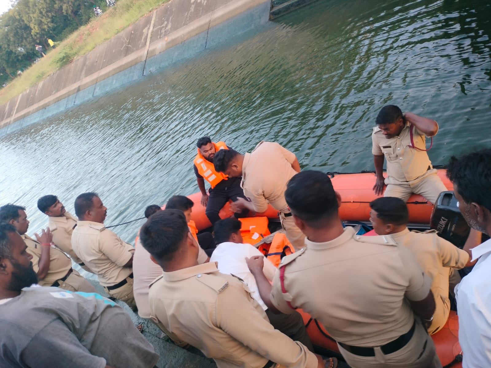 ಆಲಮಟ್ಟಿ ಎಡದಂಡೆ ಮುಖ್ಯ ಕಾಲುವೆಯಲ್ಲಿ ಕಾಲುಜಾರಿ ಬಿದ್ದ ಬಾಲಕ ರವಿಯ ಹುಡುಕಾಟದಲ್ಲಿ ತೊಡಗಿರುವ ಅಗ್ನಿಶಾಮಕ ದಳದ ತಂಡದವರು