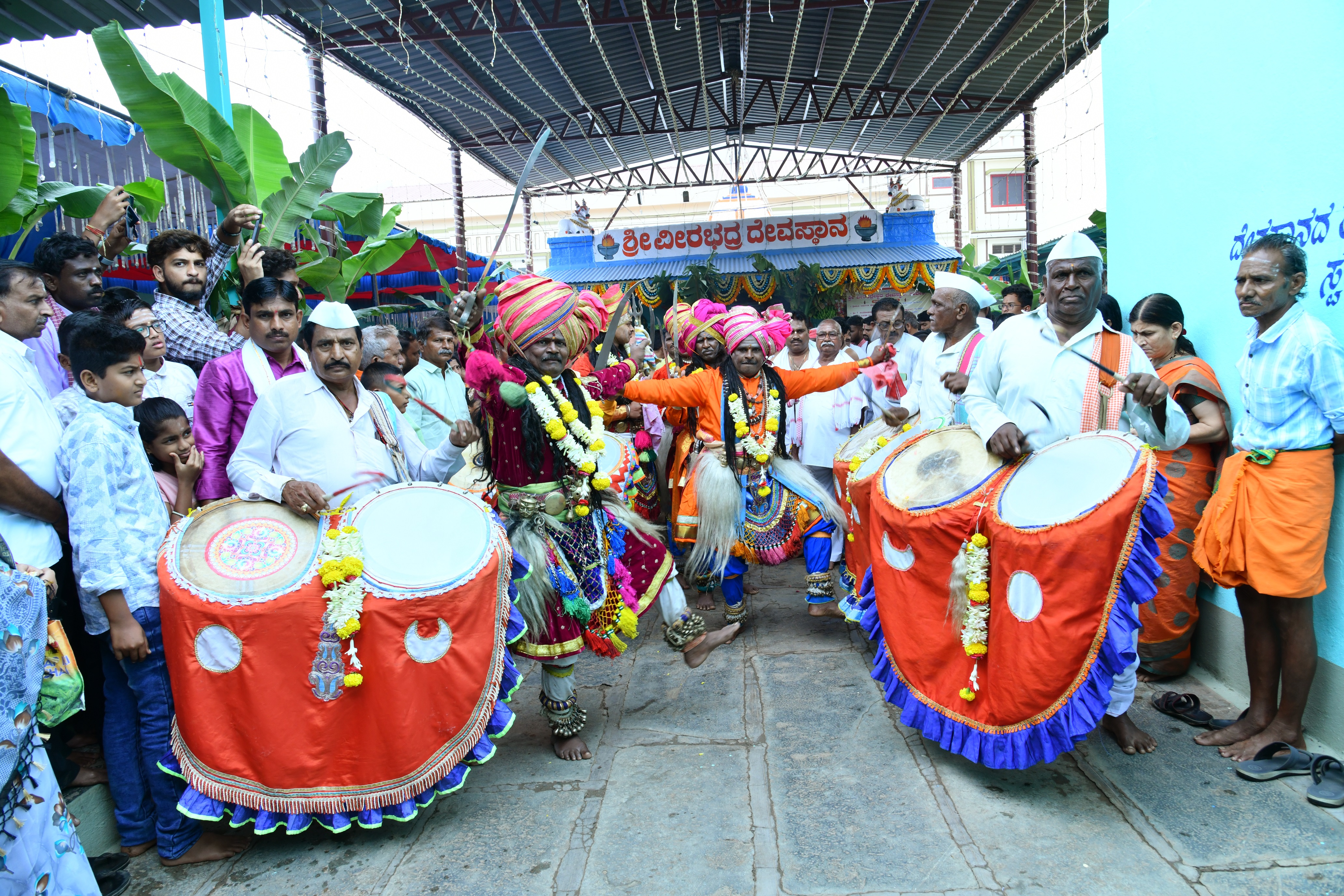 ಹಾವೇರಿ ವೀರಭದ್ರೇಶ್ವರ ದೇವರ ಜಾತ್ರೆ ನಿಮಿತ್ತ ಸೋಮವಾರ ಭಕ್ತರ ಸಮ್ಮುಖದಲ್ಲಿ ಗುಗ್ಗಳ ನಡೆಯಿತು