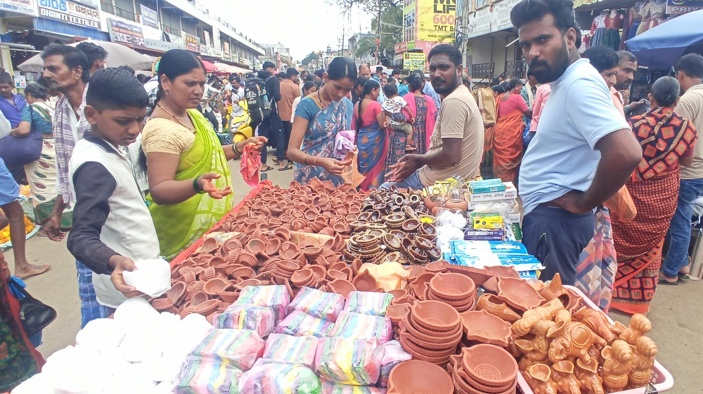 ಮಣ್ಣಿನ ಹಣತೆ ಮಾರಾಟ ಮಾಡಿದರು