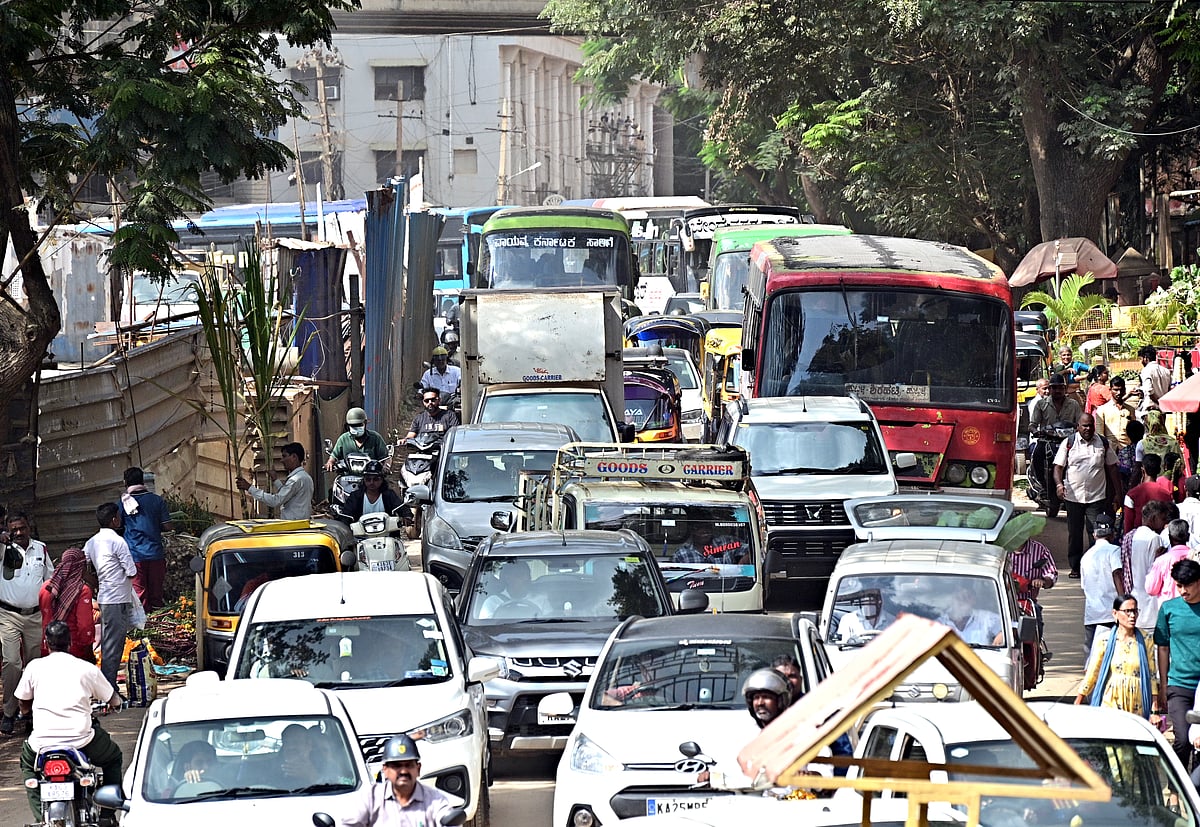 ಹುಬ್ಬಳ್ಳಿ | ರಸ್ತೆ ಕಾಮಗಾರಿ ವಿಳಂಬ, ಸಂಚಾರ ದಟ್ಟಣೆ
