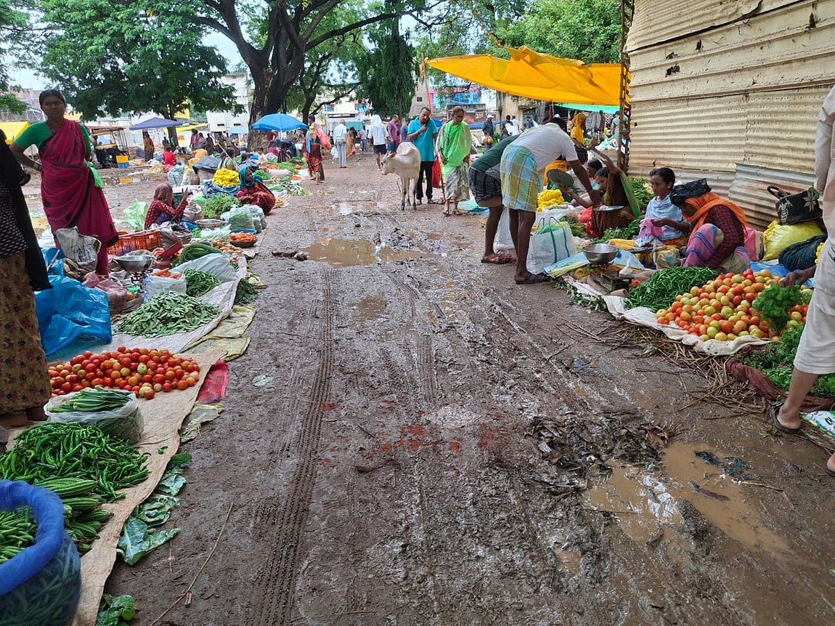 ಚಳ್ಳಕೆರೆ: ಕೆಸರುಮಯವಾದ ಸಂತೆ ಮೈದಾನ