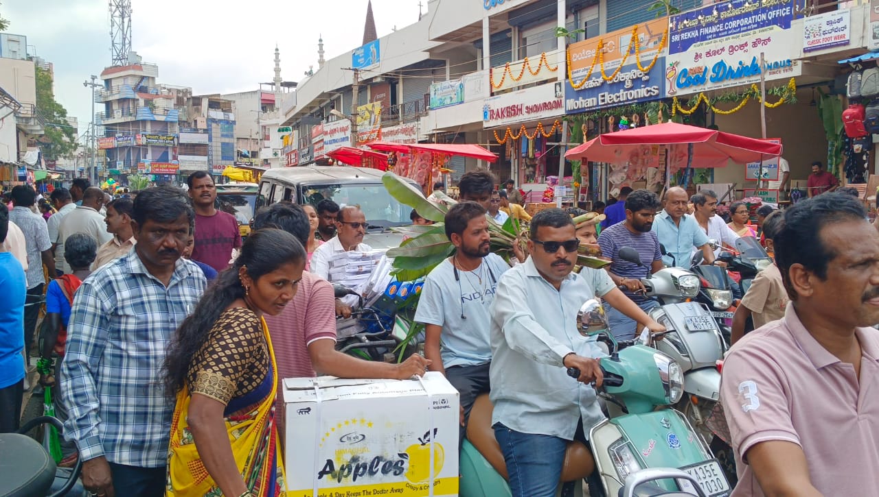 ಹೊಸಪೇಟೆಯಲ್ಲಿ ದೀಪಾವಳಿ ಪ್ರಯಕ್ತ ಸೋಮವಾರ ಹೂ ಹಣ್ಣುಗಳ ಖರೀದಿ ಮಾಡಲು ಜನ ಭಾರಿ ಸಂಖ್ಯೆಯಲ್ಲಿ ಮಾರುಕಟ್ಟೆಗೆ ಬಂದ ಕಾರಣ ಗಾಂಧಿ ಚೌಕ ಸಹಿತ ಕೆಲವೆಡೆ ಆಗಾಗ ಸಂಚಾರ ದಟ್ಟಣೆ ಸಂಭವಿಸಿತು –ಪ್ರಜಾವಾಣಿ ಚಿತ್ರ/ ಲವ ಕೆ.