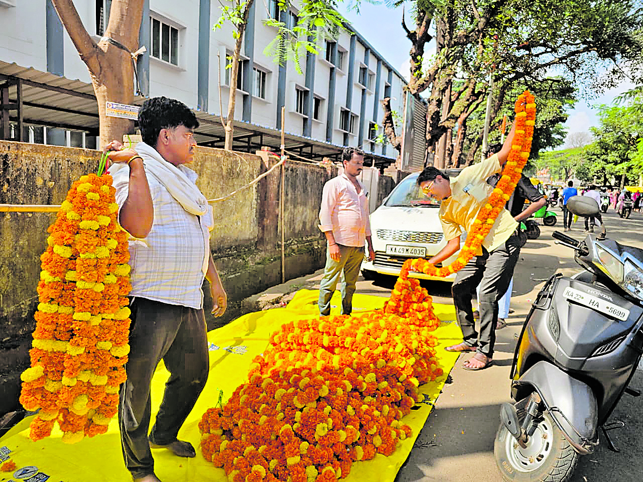 ದೀಪಾವಳಿ ಪ್ರಯುಕ್ತ ಬೆಳಗಾವಿಯ ಕಾಕತಿವೇಸ್‌ನಲ್ಲಿ ಜನರು ಚೆಂಡು ಹೂವು ಖರೀದಿಸಿದರು