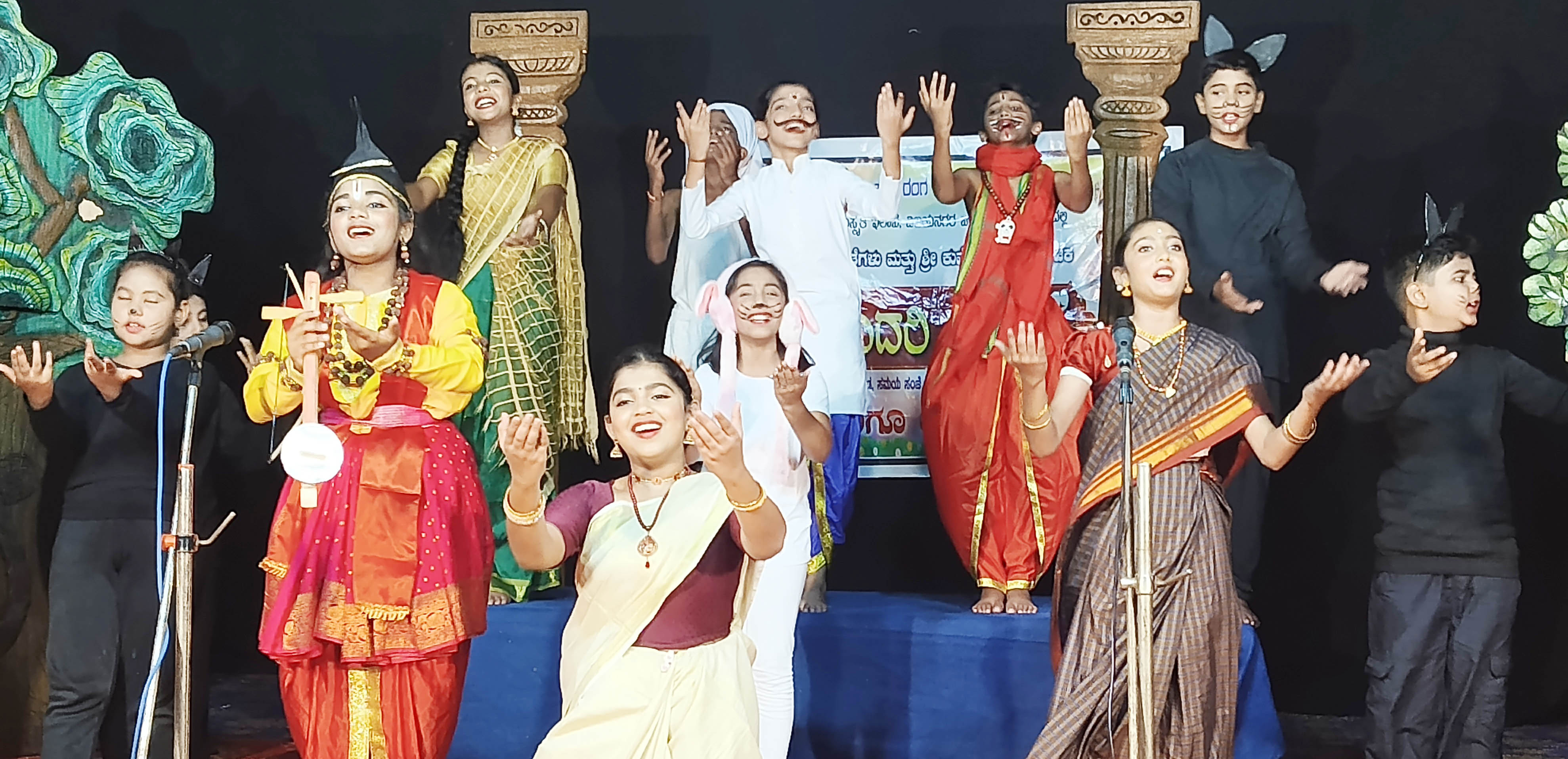 ಮರಿಯಮ್ಮನಹಳ್ಳಿಯ ದುರ್ಗಾದಾಸ್ ಕಲಾಮಂದಿರದಲ್ಲಿ ಭಾನುವಾರ ಸಂಜೆ ಹಮ್ಮಿಕೊಂಡಿದ್ದ ಗುಬ್ಬಿ ವೀರಣ್ಣ ಪ್ರಶಸ್ತಿ ಪುರಸ್ಕøತ ಹಿರಿಯ ರಂಗಕಲಾವಿದೆ ಕೆ.ನಾಗರತ್ನಮ್ಮ ಅವರ ಅಭಿನಂದನಾ ಗ್ರಂಥ ‘ರಂಗಸಿರಿ’ ಲೋಕಾರ್ಪಣೆ ಕಾರ್ಯಕ್ರಮದಲ್ಲಿ ಬೆಂಗಳೂರಿನ ಅಮೃತಹಳ್ಳಿಯ ತಲಕಾವೇರಿ ಲೇಔಟ್ ಮಕ್ಕಳ ಸಂಘದ ವತಿಯಿಂದ ‘ಕಿಂದರಿಜೋಗಿ’ ನಾಟಕ ಪ್ರದರ್ಶನಗೊಂಡಿತು.