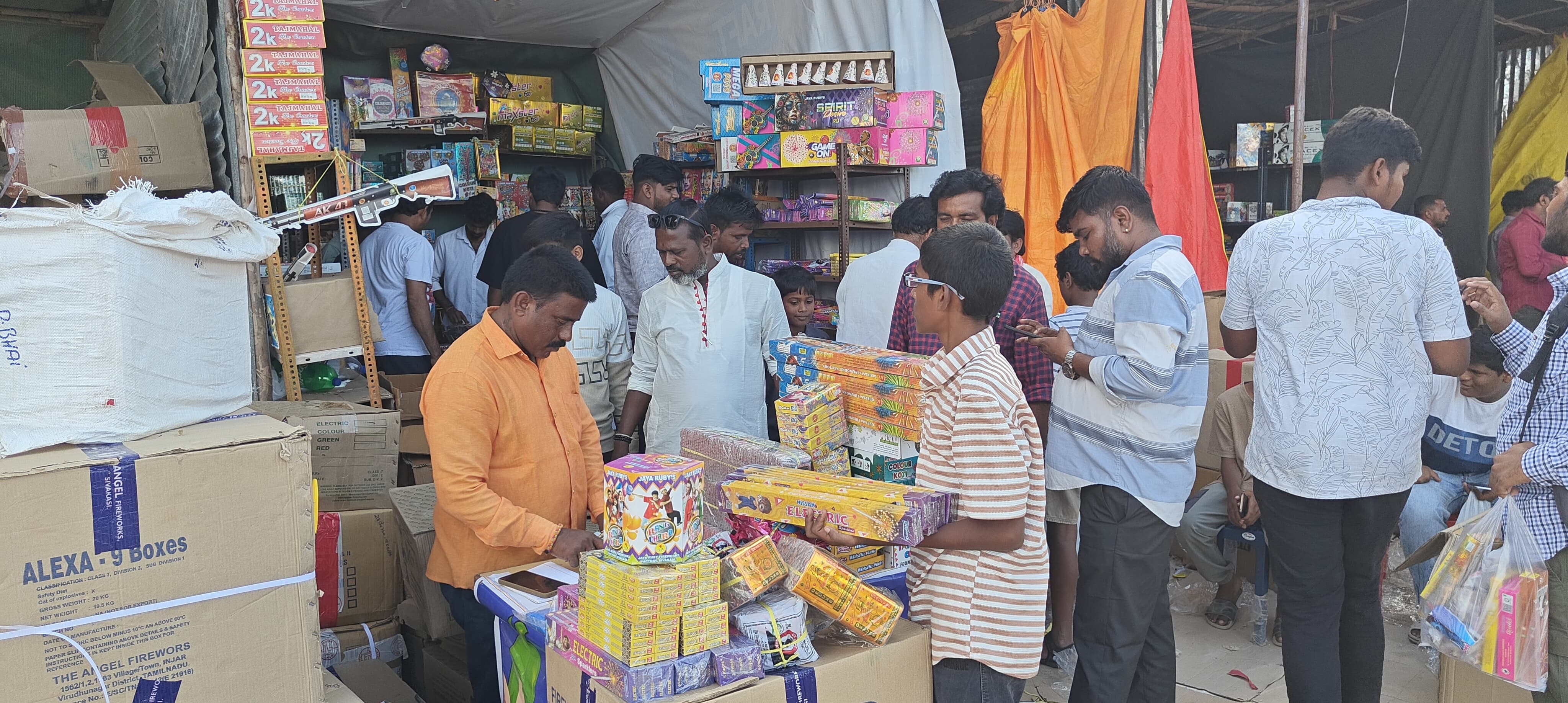 ರಾಯಚೂರು ನಗರದಲ್ಲಿ ಸೋಮವಾರ ದೀಪಾವಳಿ ಪ್ರಯುಕ್ತ ಪಟಾಕಿಗಳನ್ನು ಖರೀದಿಸುತ್ತಿರುವ ಸಾರ್ವಜನಿಕರು