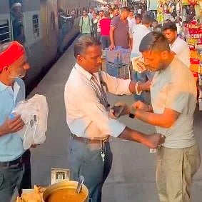 ರೈಲು ನಿಲ್ದಾಣದಲ್ಲಿ ಸಮೋಸ ಮಾರುವವನಿಂದ ಪ್ರಯಾಣಿಕನ ಮೇಲೆ ಅಟ್ಟಹಾಸ: ಆಗಿದ್ದೇನು?