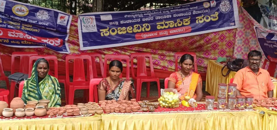 ಔರಾದ್ ತಾಲ್ಲೂಕು ಪಂಚಾಯಿತಿ ಪ್ರಾಂಗಣದಲ್ಲಿ ನಡೆದ ಮಾರಾಟ ಮೇಳದಲ್ಲಿ ಸ್ವಸಹಾಯ ಸಂಘದ ಮಹಿಳೆಯರು ತಯಾರಿಸಿದ ಉತ್ಪನ್ನಗಳು