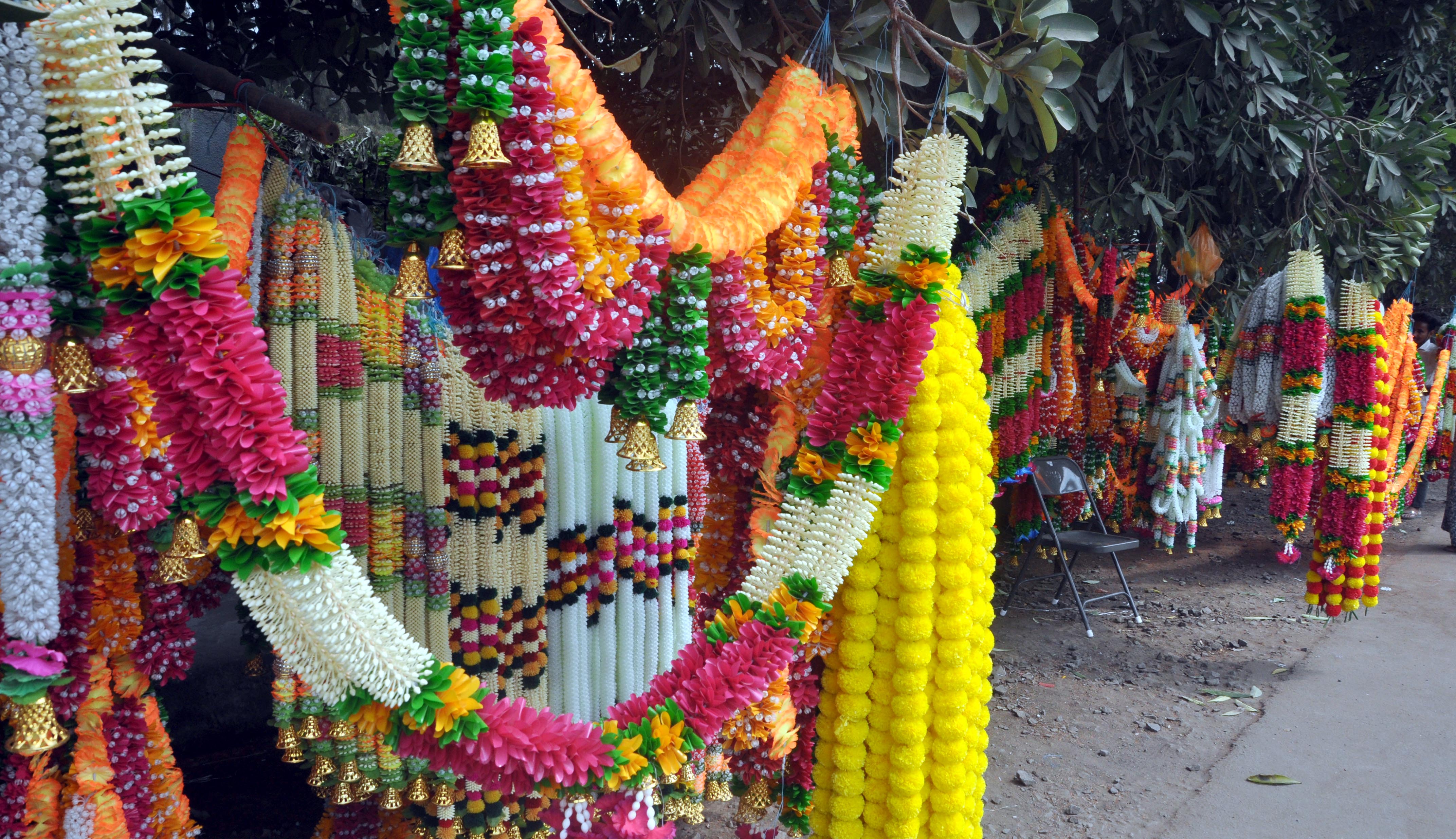 ವಿಜಯಪುರದ ಮಾರುಕಟ್ಟೆಯಲ್ಲಿ ಬಗೆಬಗೆಯೆ ಅಲಂಕಾರಿಕ ಹೂಗಳು