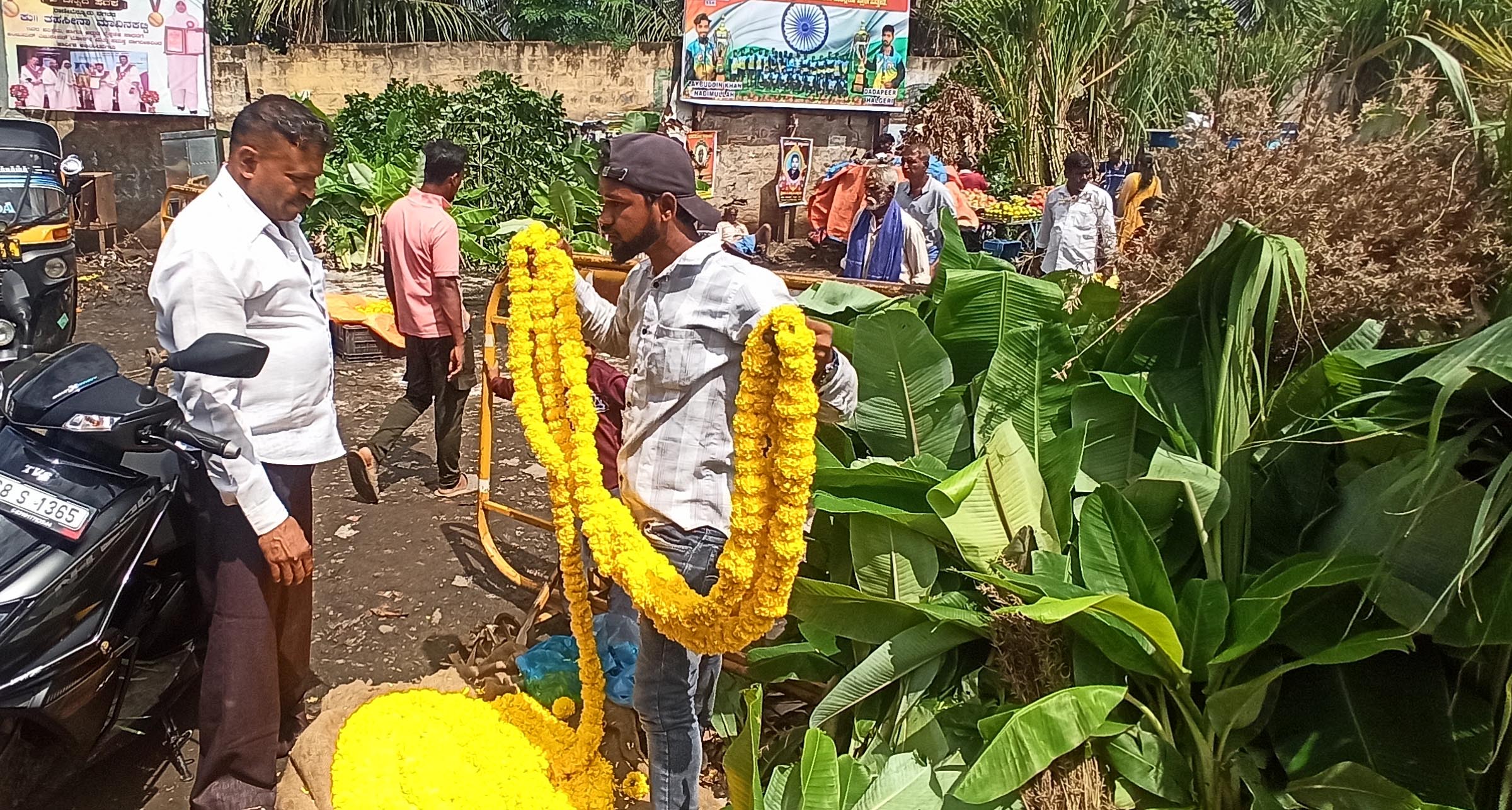 ರಾಣೆಬೆನ್ನೂರಿನ ಬಿ.ಎಸ್‌.ರಸ್ತೆಯಲ್ಲಿ ದೀಪಾವಳಿ ಅಂಗವಾಗಿ ವ್ಯಾಪಾರ ವಹಿವಾಟು ಜೋರಾಗಿತ್ತು