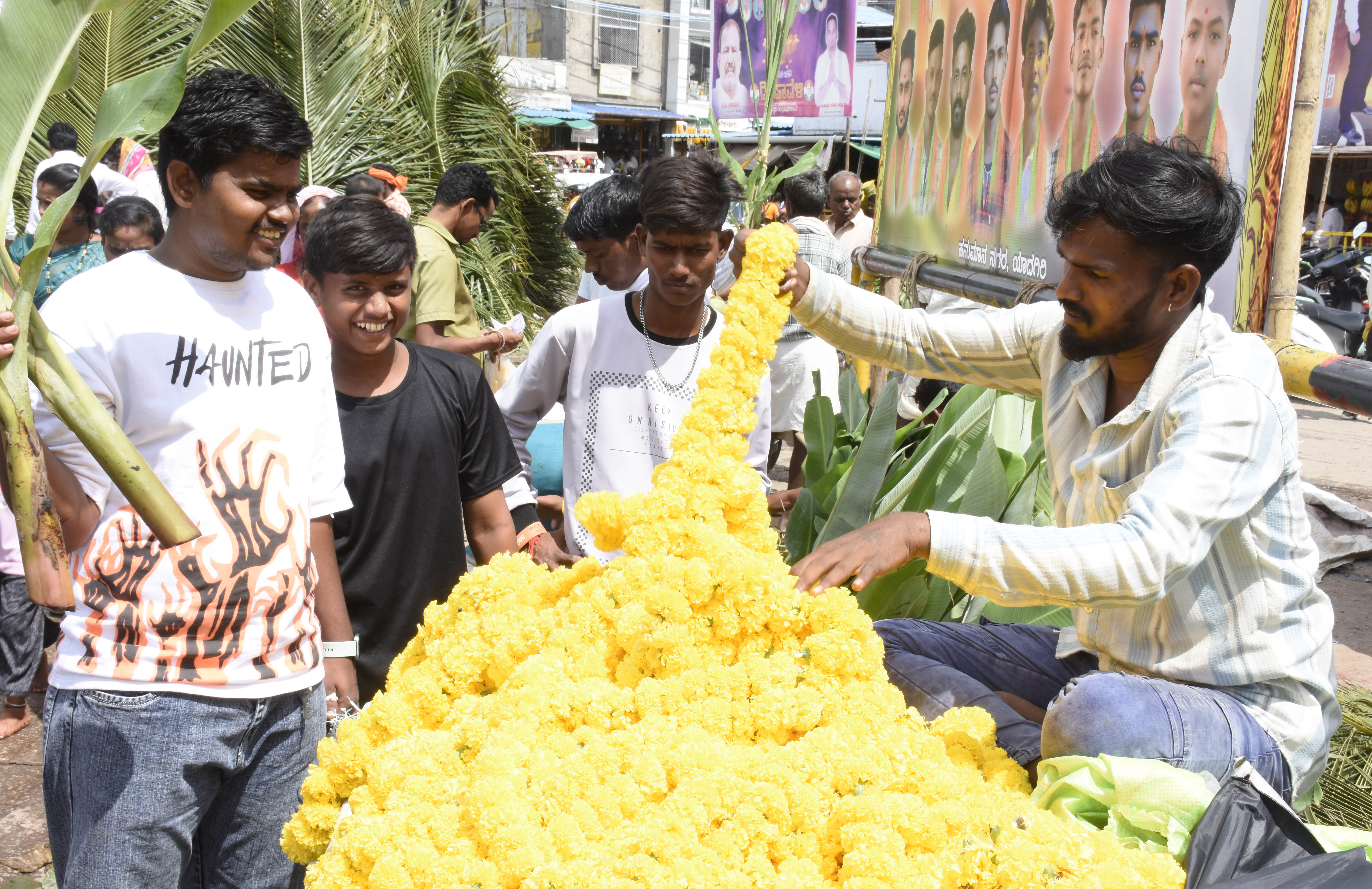 ಯಾದಗಿರಿ ನಗರದಲ್ಲಿ ಸೋಮವಾರ ಚೆಂಡು ಹೂವು ಖರೀದಿಸಿದ ಗ್ರಾಹಕರು