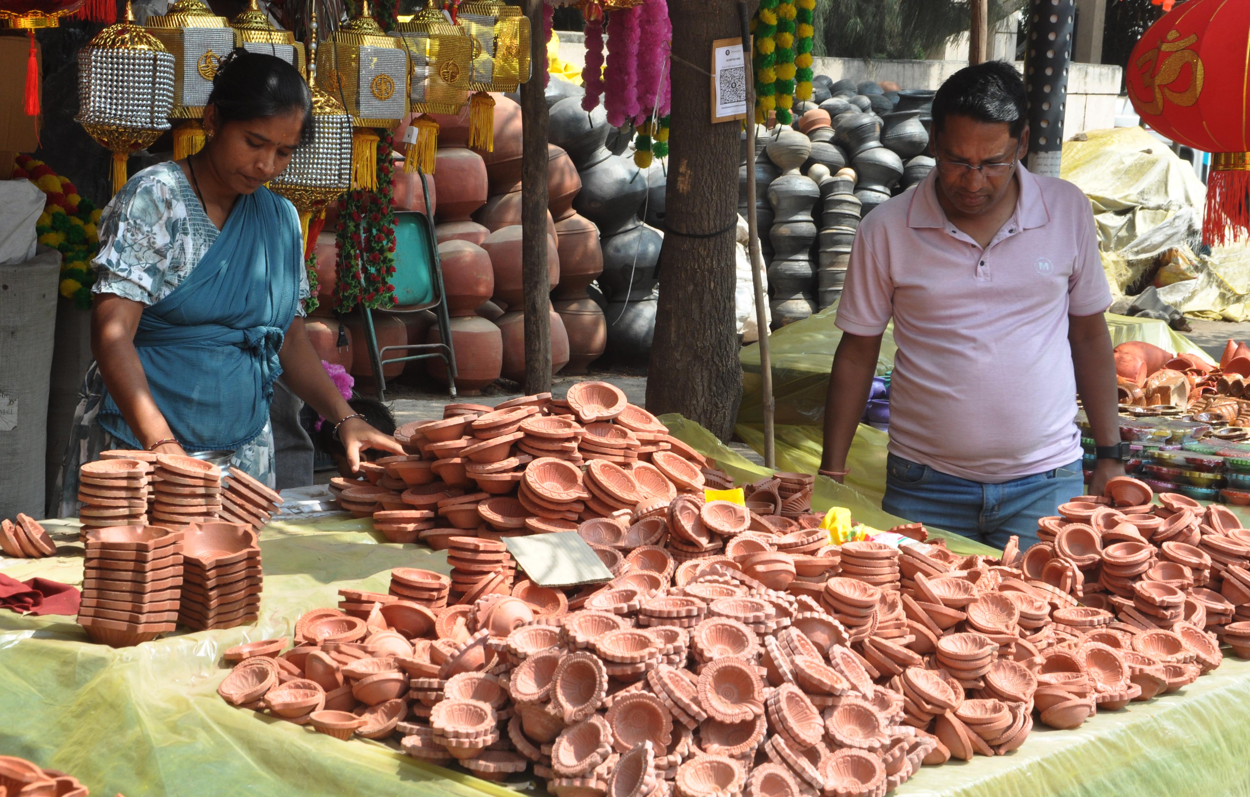 ಪಣತಿಗಳ ಖರೀದಿಯಲ್ಲಿ ನಿರತ ಜನ.