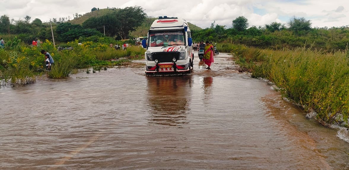 ಹಿರಿಯೂರು | ನಿರ್ಮಾಣವಾಗದ ಸೇತುವೆ; ‘ಸಂಚಾರ’ದ ಸಮಸ್ಯೆ