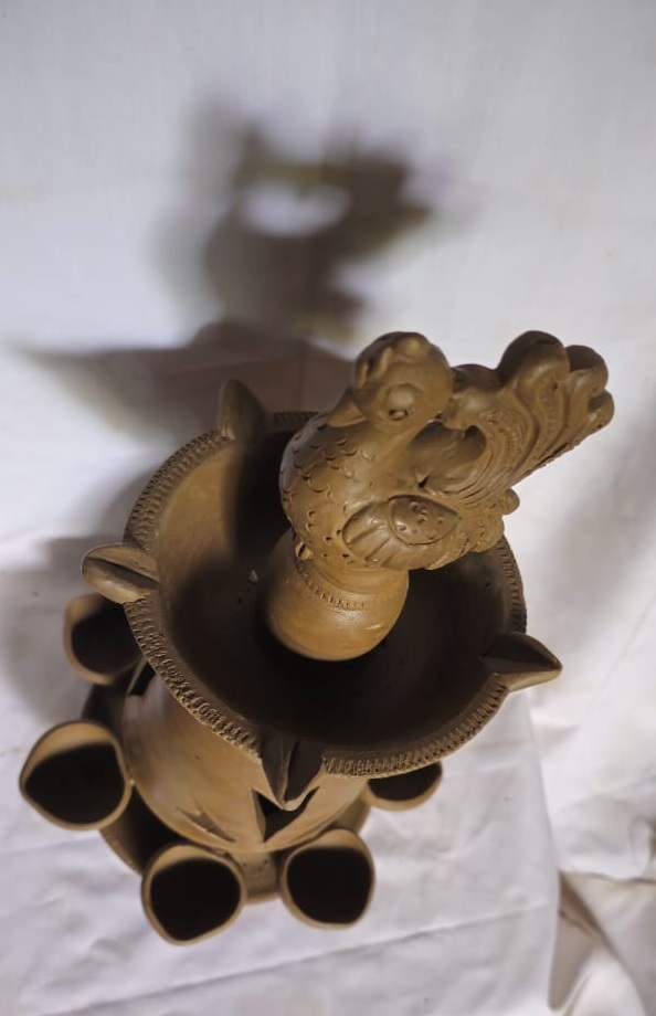 ಖಾನಾಪುರ ತಾಲ್ಲೂಕಿನ ಡುಕ್ಕರವಾಡಿಯ ಪುಂಡಲೀಕ ಕುಂಬಾರ ಅವರು ತಯಾರಿಸಿದ ನವಿಲು ಮಾದರಿ ಹಣತೆ