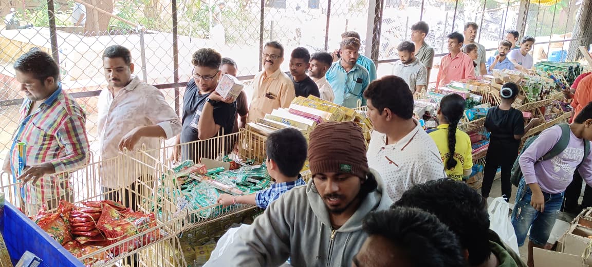 ಹೊಸಪೇಟೆ ಹೊರವಲಯದ ಕಾರಿಗನೂರು ಬಳಿ ಹೆದ್ದಾರಿ ಪಕ್ಕದಲ್ಲಿ ಕೆ.ಜಿ. ಲೆಕ್ಕದಲ್ಲಿ ಪಟಾಕಿ ಮಾರಾಟ ಮಾಡುವ ಸ್ಥಳಕ್ಕೆ ಸೋಮವಾರ ನೂರಾರು ಮಂದಿ ತೆರಳಿ ಪಟಾಕಿ ಖರೀದಿಸಿದರು  –ಪ್ರಜಾವಾಣಿ ಚಿತ್ರ/ ಲವ ಕೆ.