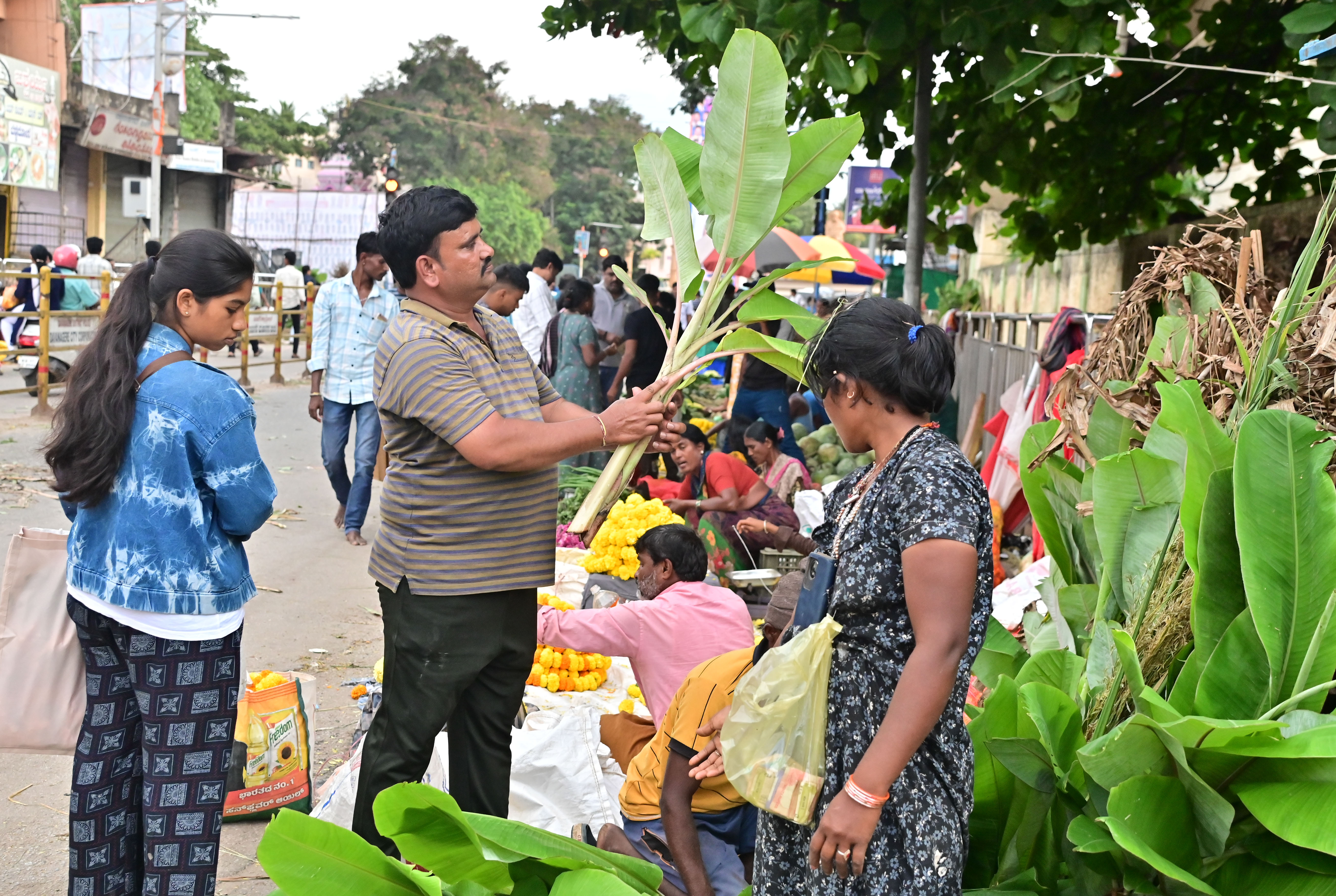 ದಾವಣಗೆರೆಯ ಪ್ರವಾಸಿ ಮಂದಿರ ರಸ್ತೆಯಲ್ಲಿ ದೀಪಾವಳಿ ಹಬ್ಬಕ್ಕೆ ಸೋಮವಾರ ಬಾಳೆ ಕಂದು ಖರೀದಿಸಿದ ಗ್ರಾಹಕರು –ಪ್ರಜಾವಾಣಿ ಚಿತ್ರ/ಸತೀಶ್ ಬಡಿಗೇರ