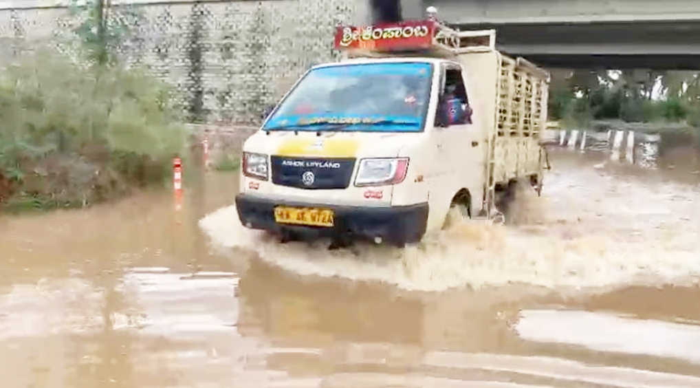 ತಿಪಟೂರಿನ ತಾಲ್ಲೂಕಿನ ಕೋಟನಾಯಕನಹಳ್ಳಿ ಬಳಿಯ ಬೈಪಾಸ್‌ ರಸ್ತೆಯಲ್ಲಿ ನಿಂತಿದ್ದ ನೀರಿನಲ್ಲಿ ಸಾಗಿದ ವಾಹನ