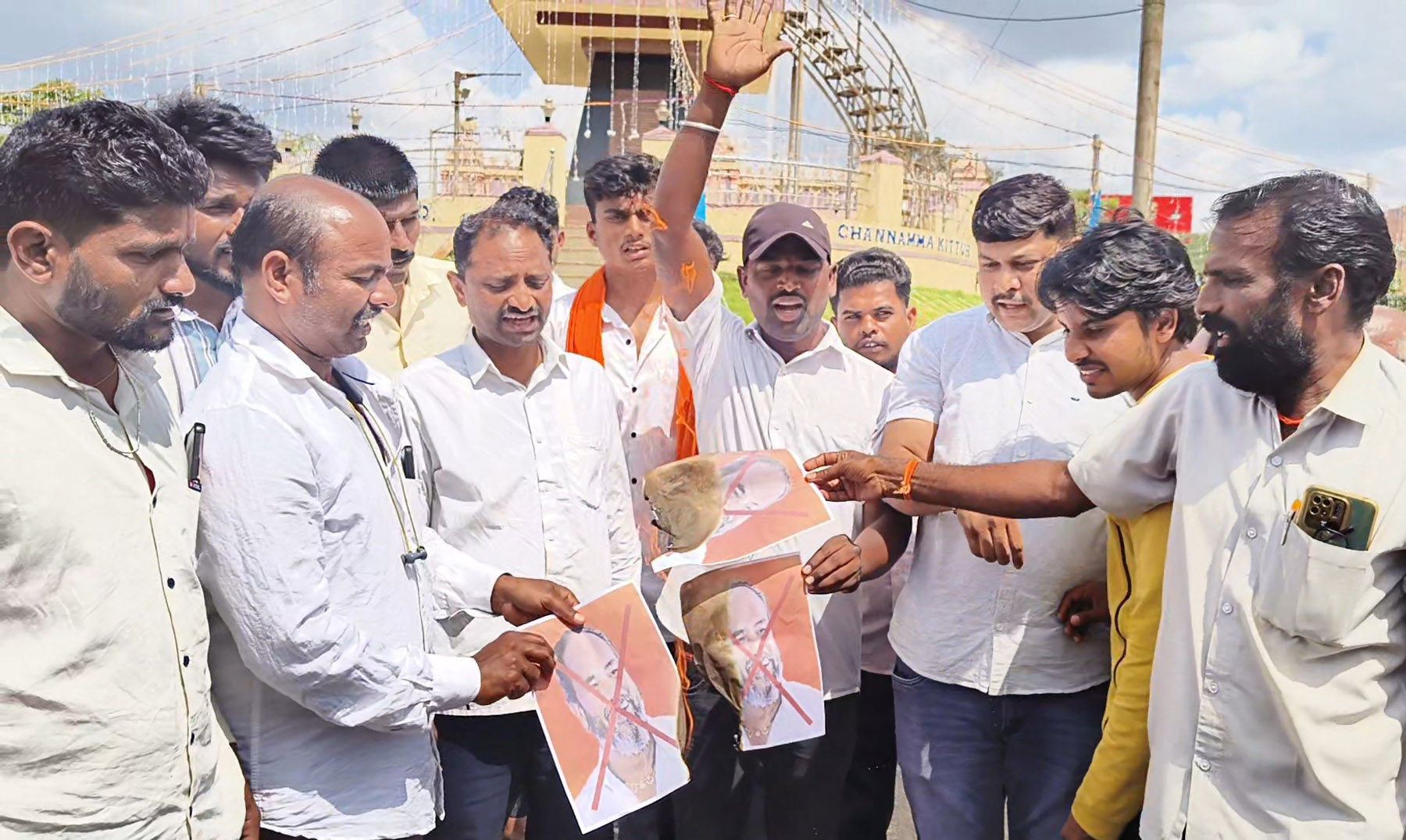 ರಮೇಶ ಕತ್ತಿ ವಿರುದ್ಧ ಚನ್ನಮ್ಮನ ಕಿತ್ತೂರಿನಲ್ಲಿ ವಾಲ್ಮೀಕಿ ಸಮಾಜದ ಮುಖಂಡರು ಸೋಮವಾರ ಪ್ರತಿಭಟನೆ ನಡೆಸಿದರು