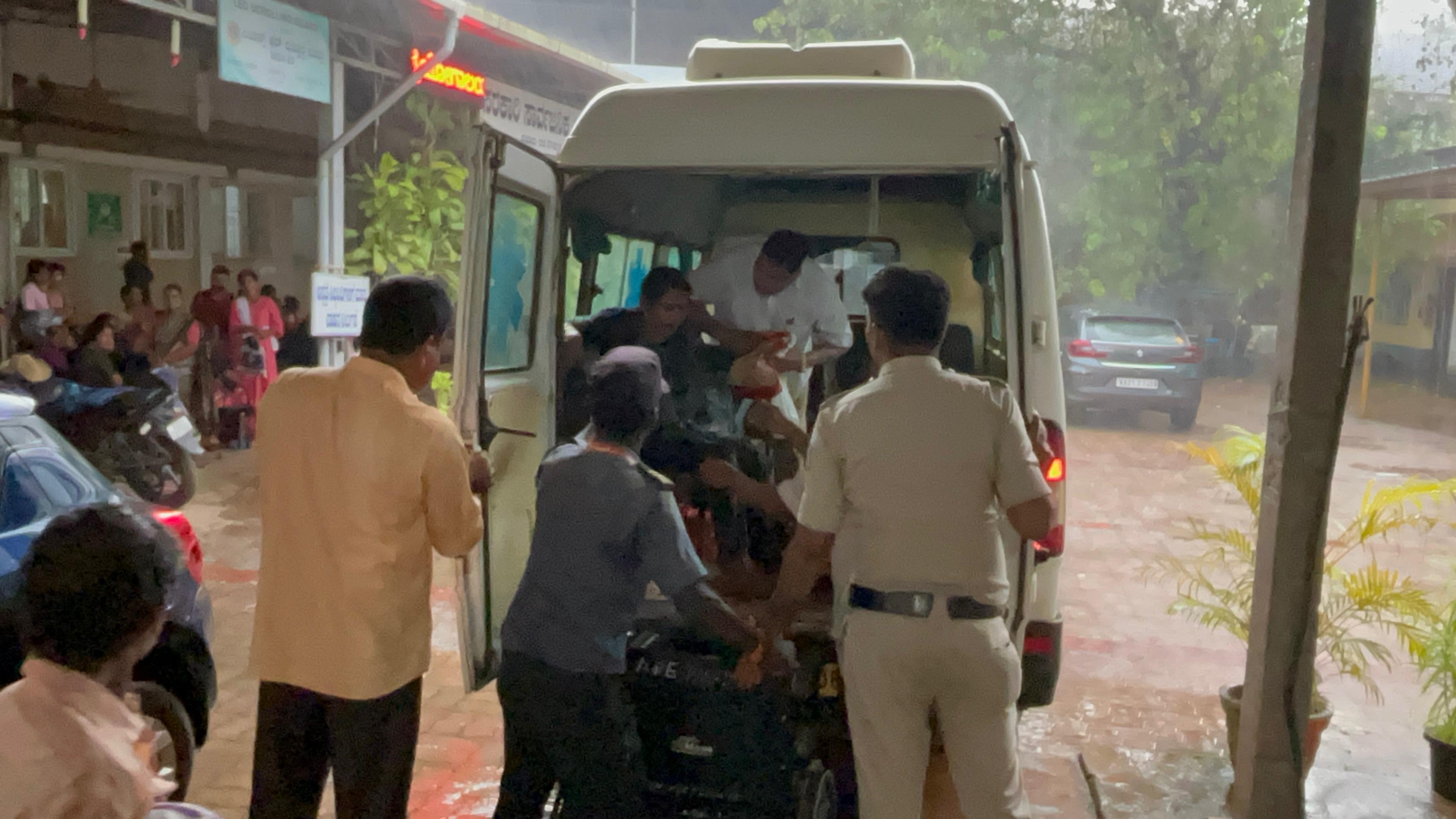 ಅಶೋಕ ಜನಮನ ಕಾರ್ಯಕ್ರಮದಲ್ಲಿ ಅಸ್ವಸ್ಥಗೊಂಡವರನ್ನು ಆಸ್ಪತ್ರೆಗೆ ಕರೆದುಕೊಂಡು ಹೋಗಲಾಯಿತು