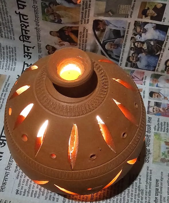 ಖಾನಾಪುರ ತಾಲ್ಲೂಕಿನ ಡುಕ್ಕರವಾಡಿಯ ಪುಂಡಲೀಕ ಕುಂಬಾರ ಅವರು ತಯಾರಿಸಿದ ಹೂಜಿ ಮಾದರಿ ಹಣತೆ