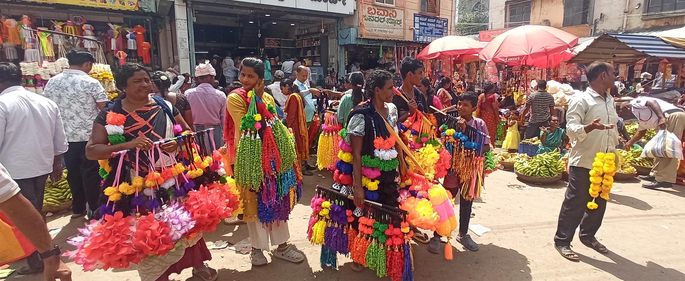 ರಾಣೆಬೆನ್ನೂರಿನ ನೆಹರು ಮಾರುಕಟ್ಟೆ ಎಂ.ಜಿ.ರಸ್ತೆ ಮತ್ತು ಬಿ.ಎಸ್‌. ರಸ್ತೆಯಲ್ಲಿ ದೀಪಾವಳಿ ಹಬ್ಬದ ಅಂಗವಾಗಿ ವ್ಯಾಪಾರ ವಹಿವಾಟು ಜೋರಾಗಿತ್ತು.