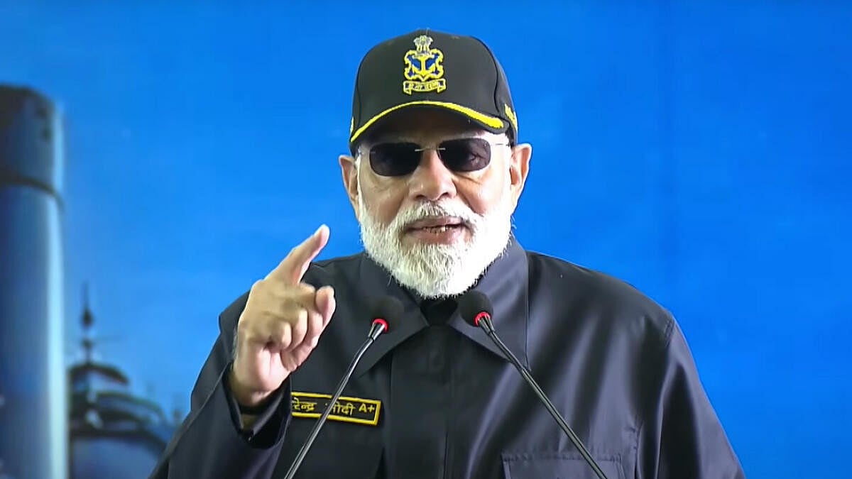 ನೌಕಾಪಡೆಯ ಯೋಧರೊಂದಿಗೆ ಪ್ರಧಾನಿ ಮೋದಿ ದೀಪಾವಳಿ ಸಂಭ್ರಮ