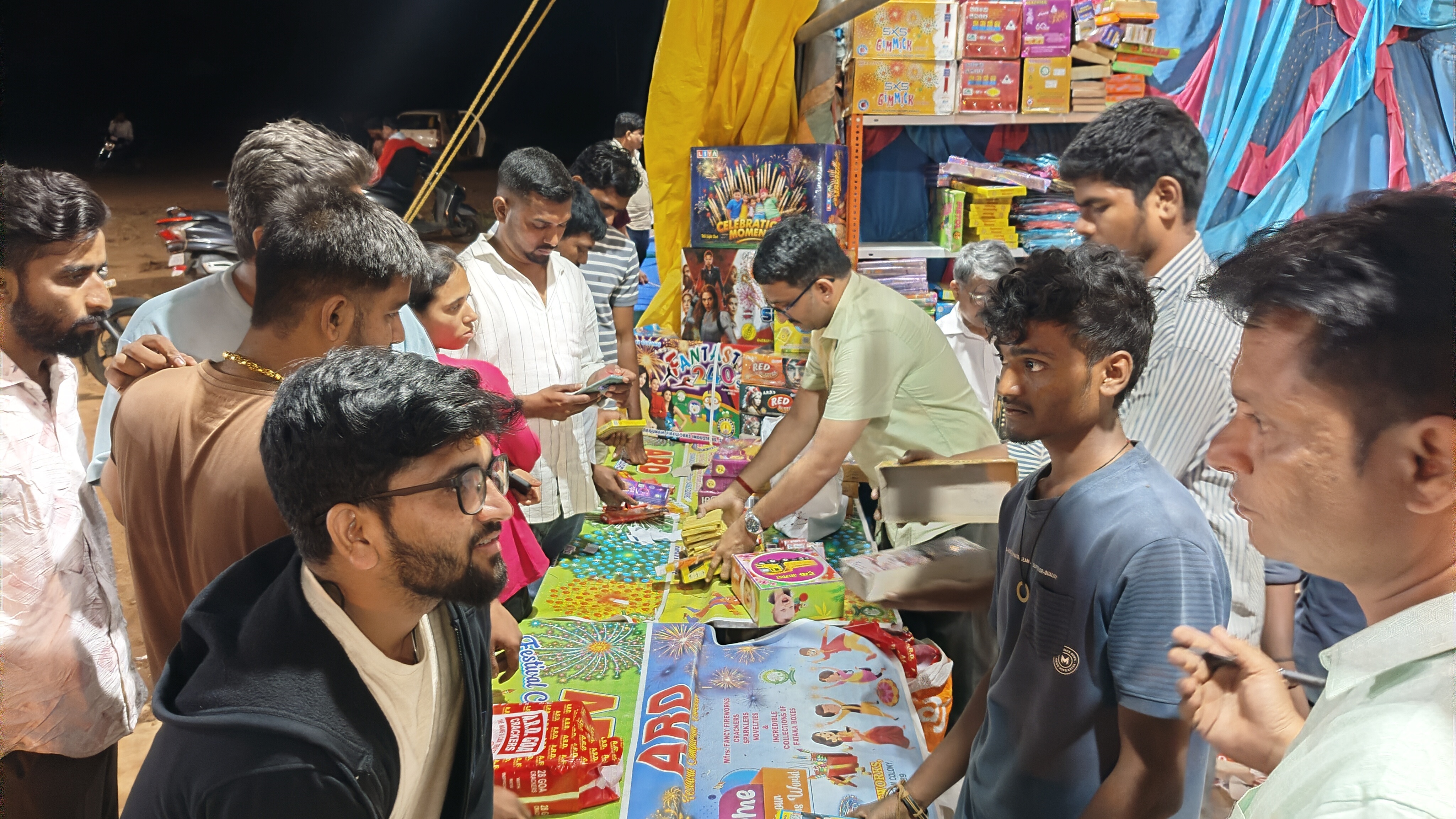 ಹಾವೇರಿಯ ಮುನ್ಸಿಪಲ್ ಹೈಸ್ಕೂಲ್ ಮೈದಾನದಲ್ಲಿ ಜನರು ಸೋಮವಾರ ಪಟಾಕಿ ಖರೀದಿಸಿದರು