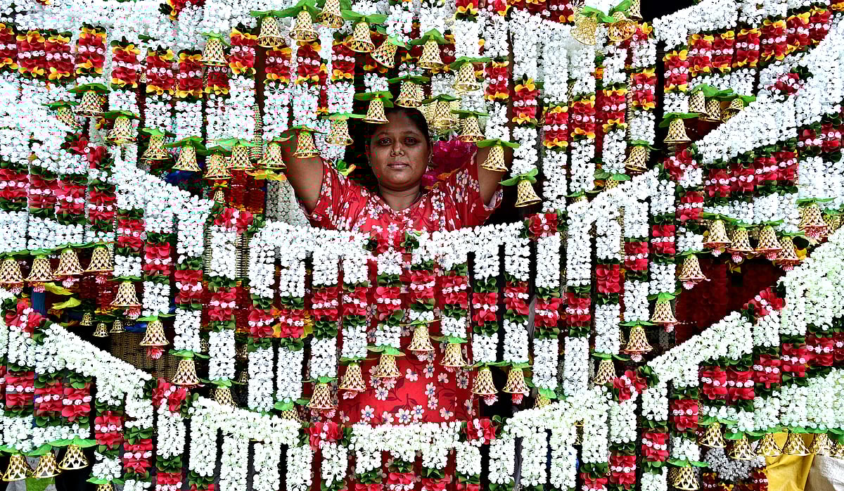 ದೀಪವೇ ಮನದ ಚೈತನ್ಯ: ಜೀವನ ಬೆಳಗುವ ದೀಪವೇ ನಿನಗೆ ನಮನ