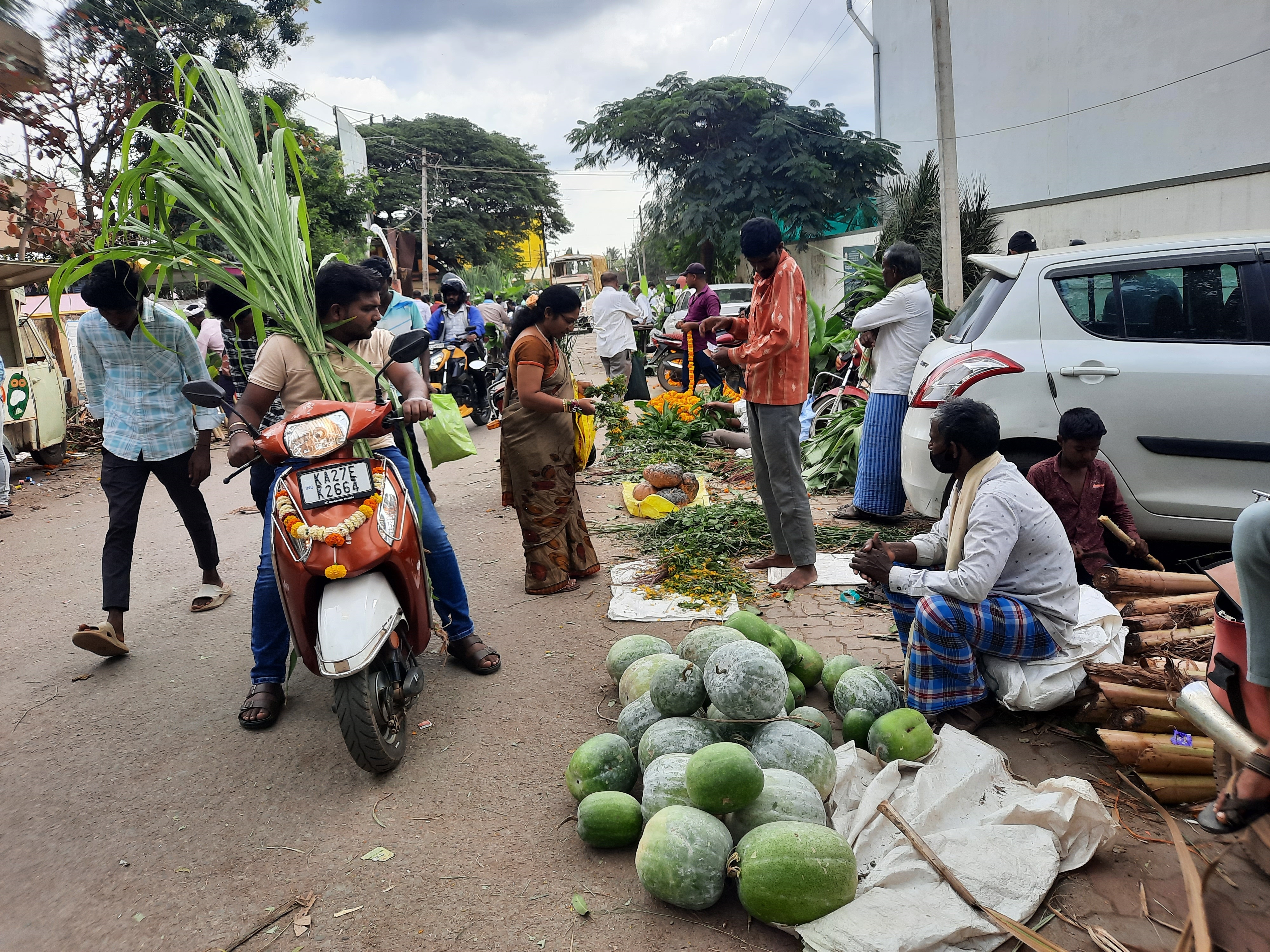ಹಾವೇರಿ ನಗರಸಭೆ ಕಚೇರಿ ಎದುರಿನ ಮಾರುಕಟ್ಟೆಯಲ್ಲಿ ಜನರು ಹಟ್ಟಿ ಲಕ್ಕವ್ವ ಪೂಜೆಗಾಗಿ ಮಂಗಳವಾರ ಅಗತ್ಯ ವಸ್ತುಗಳನ್ನು ಖರೀದಿಸಿದರು